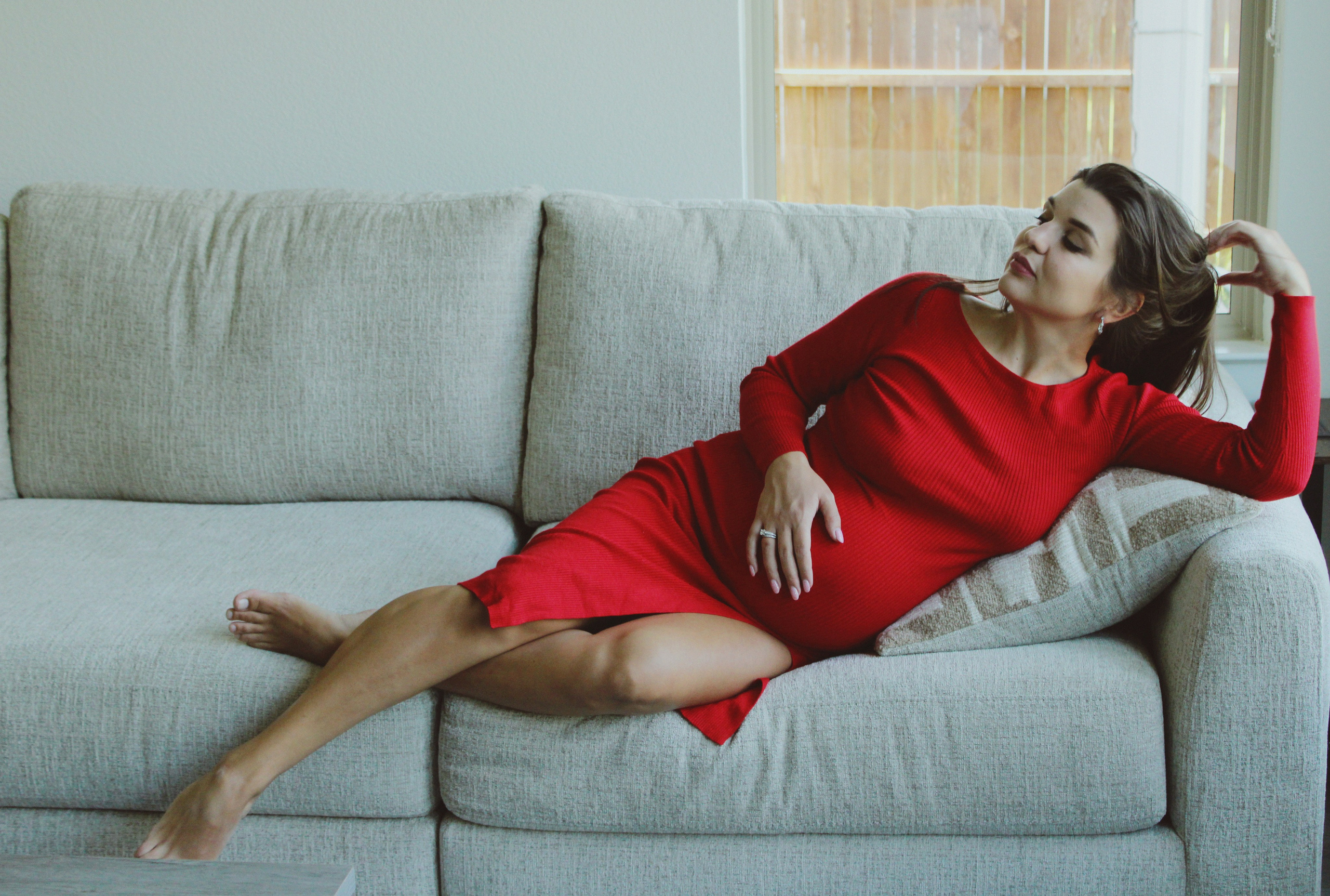 Maternity, Family & Pregnancy Photoshoot at Home. Lana Petrychenko — Portrait & Family Photographer. Valencia, Spain