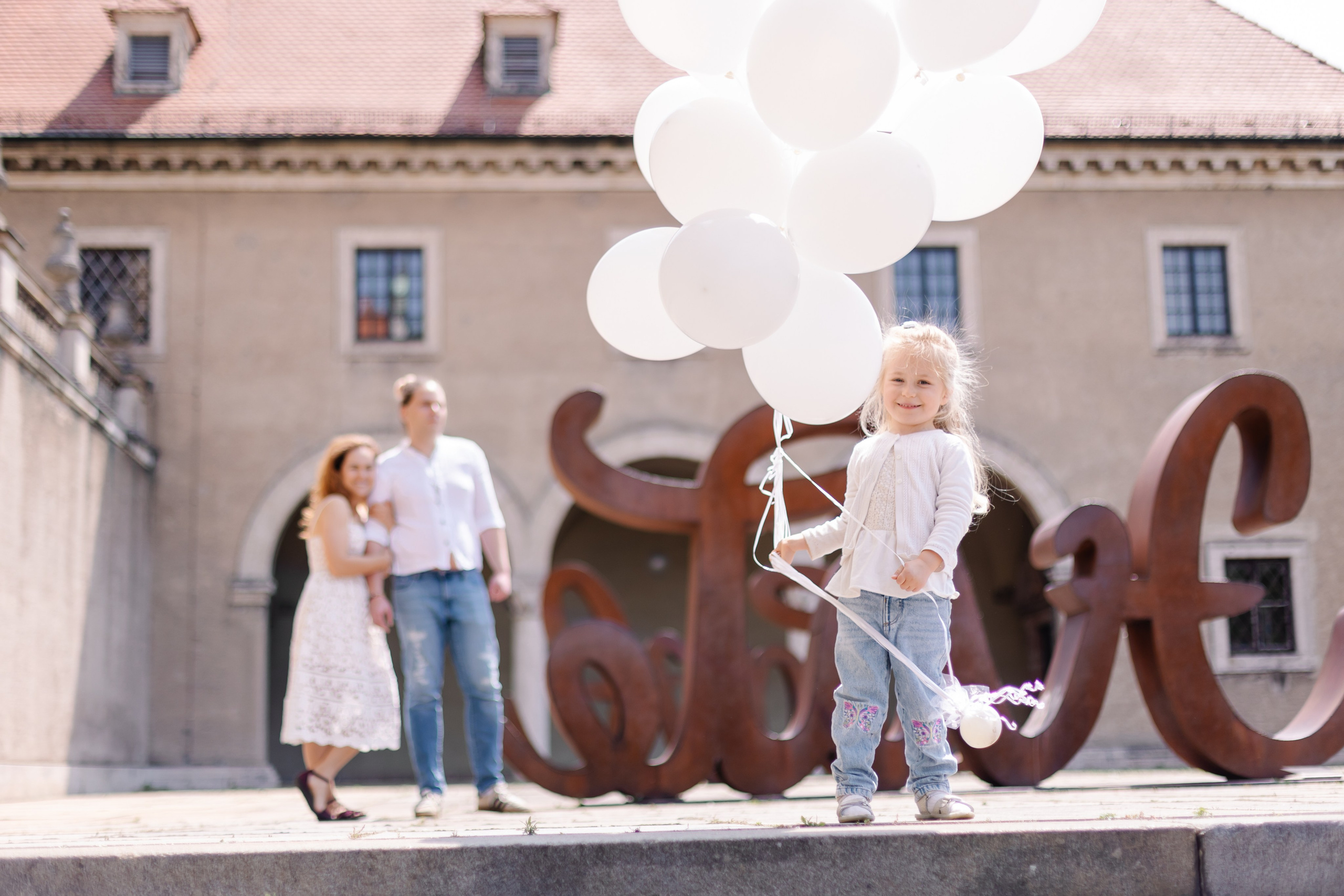 Fotominis mit weißen Luftballons im Herzen Münchens. Familien- und Kinderfotografin Katerina Vlasenko, München