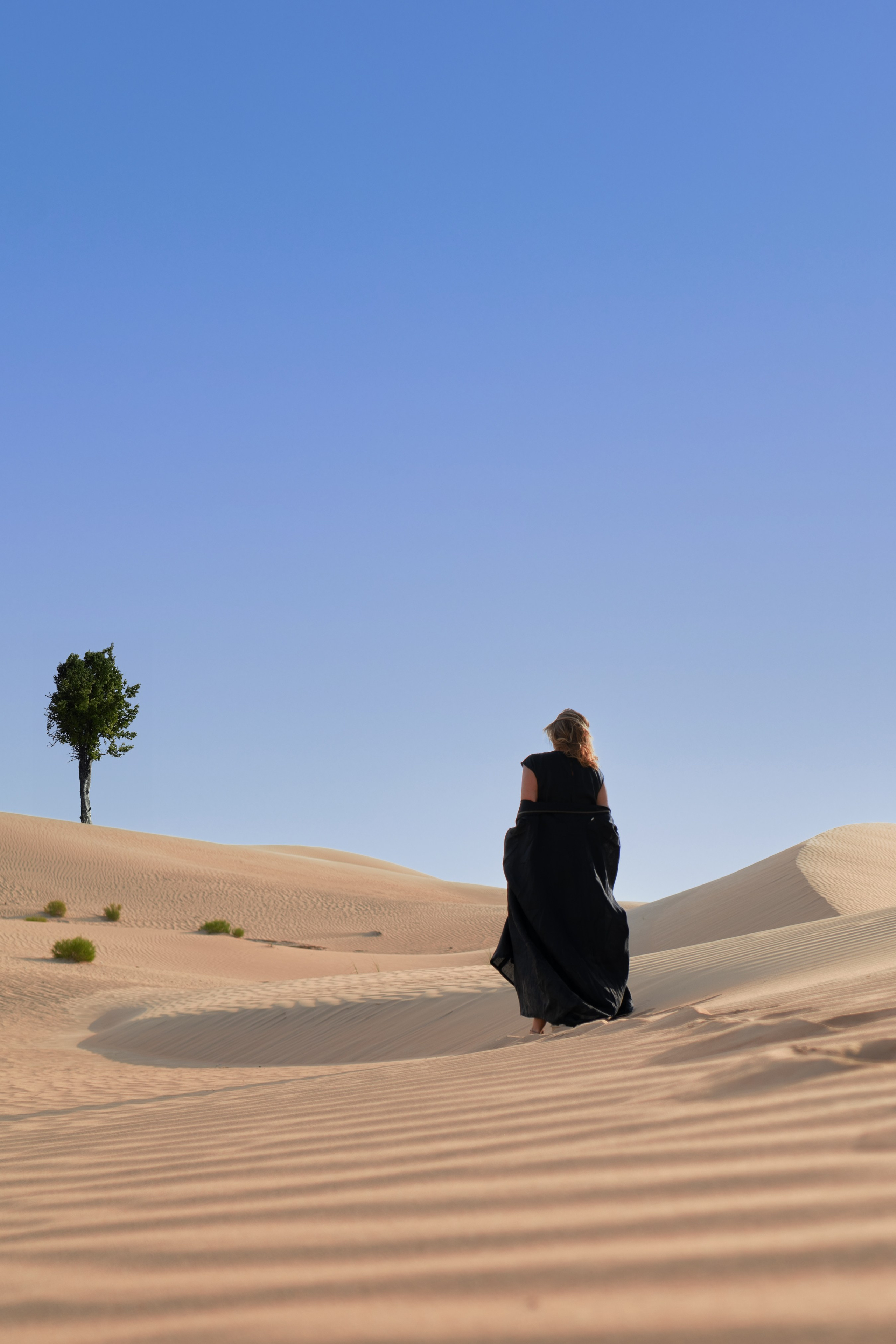 Photographer in the Abu Dhabi desert. Book a shoot in the Dubai desert, UAE. Romance of the East. The endless desert of the Emirates. Photos in the desert. Minimalism in photography. Nice photo sessions in the desert. Children in the desert. A girl in the desert. Beautiful photos in the UAE desert