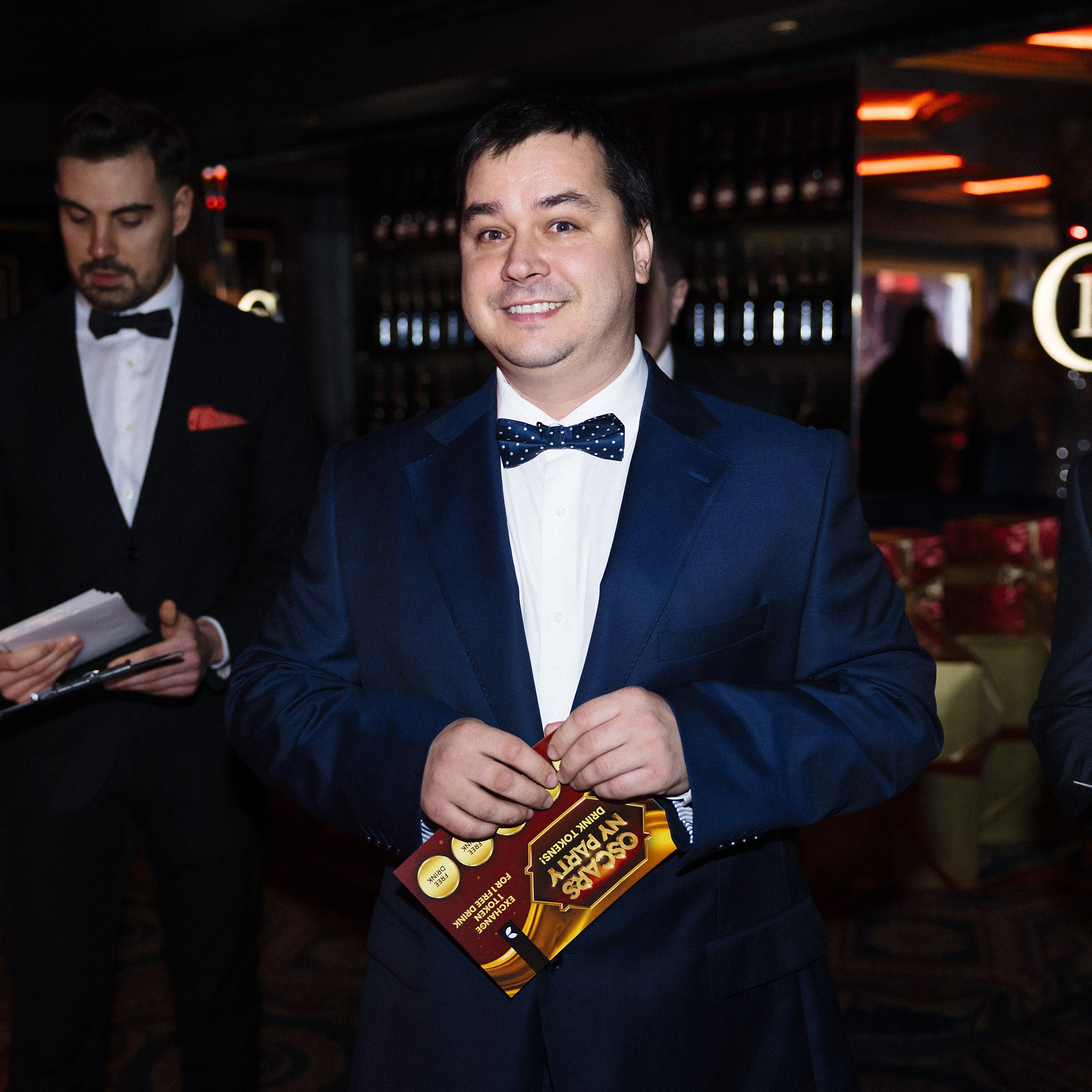 Новогодняя фотосессия в стиле «Оскар» для компаний — свет софитов и звёздные кадры. Евгений Тимофеев | Свадебный и контент-фотограф и видеограф в Риге