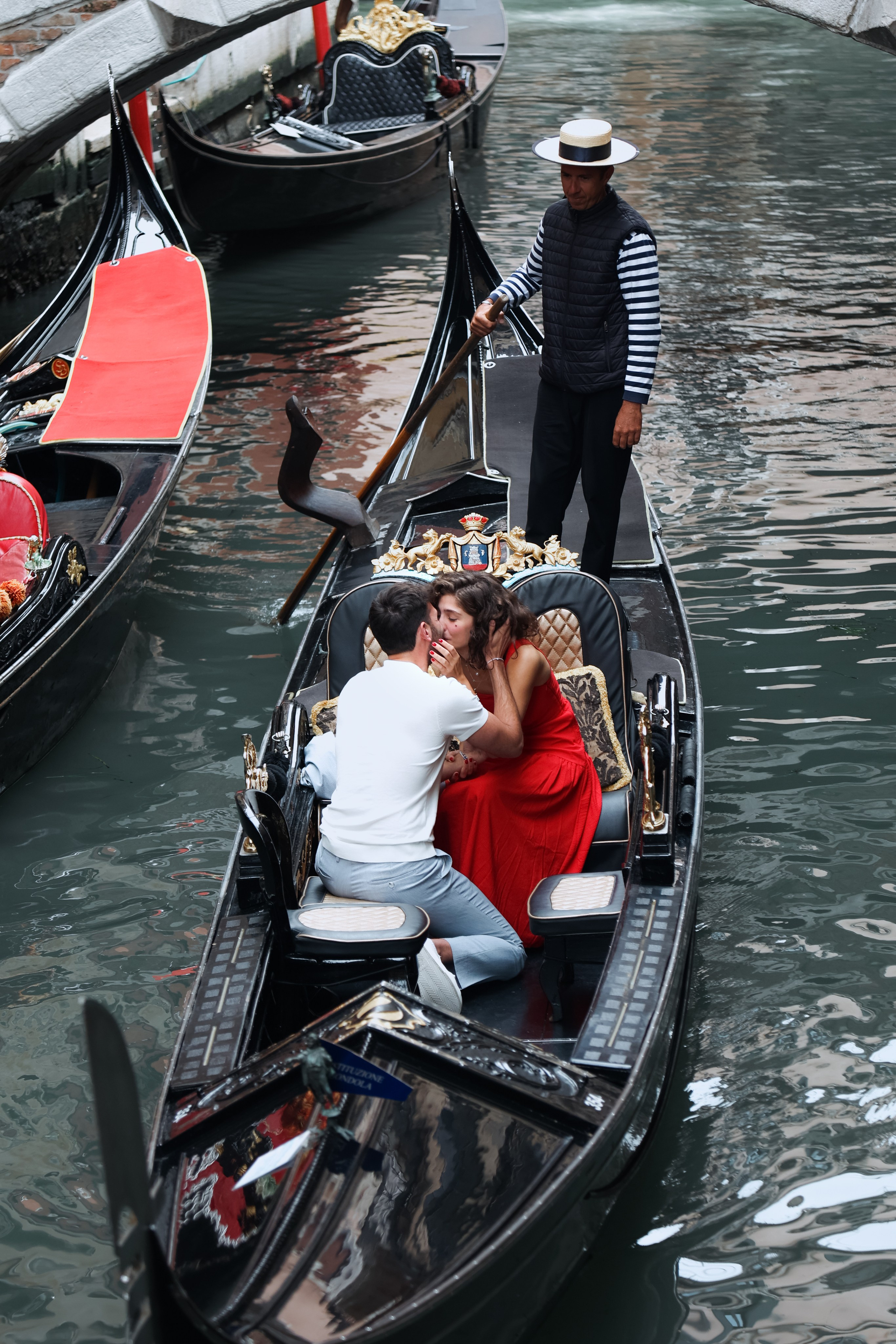 Surprise proposal on a Gondola Ride, Lola & Andy. Photographer in Venice, Viktoria Antonova