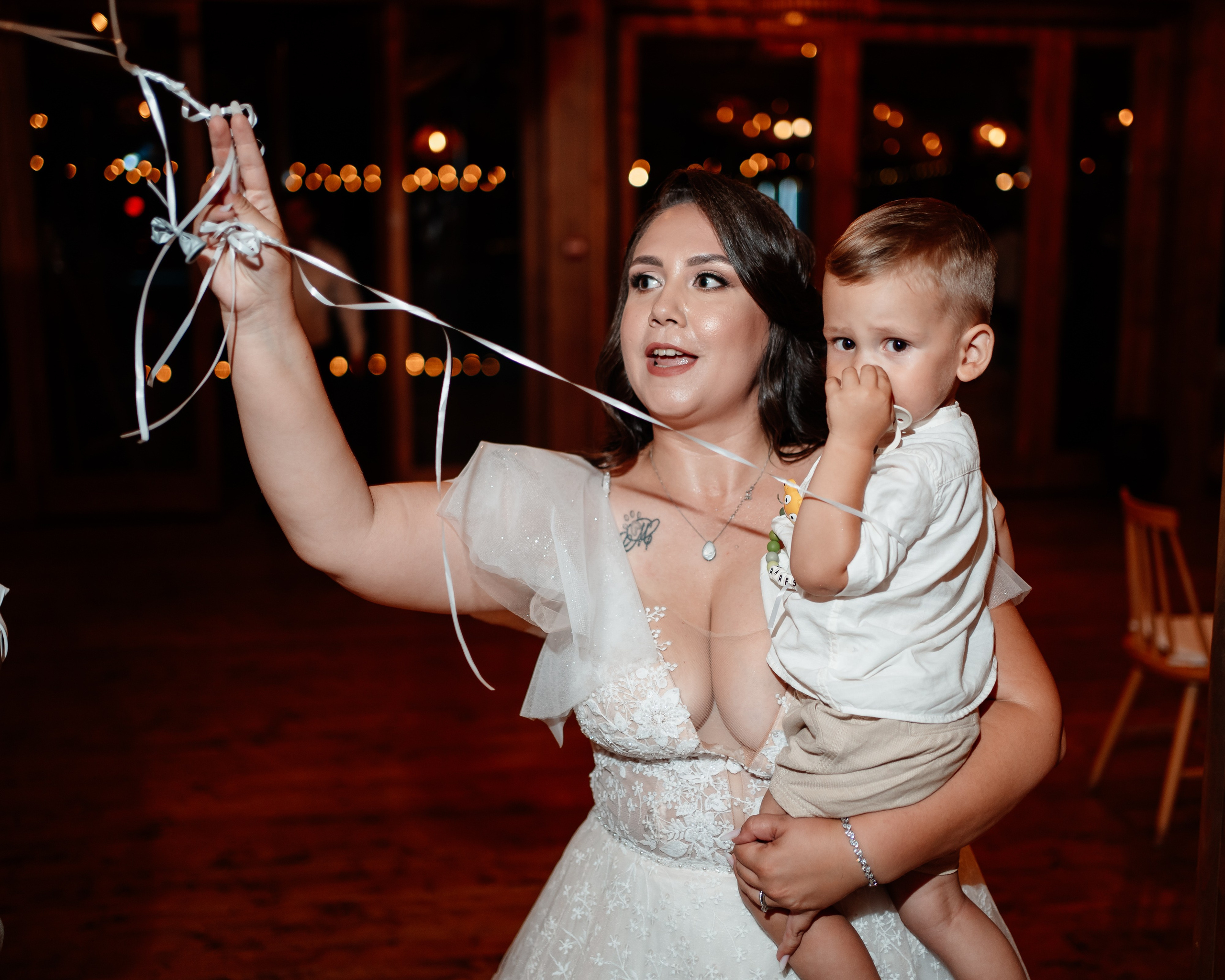 Moment emoționant între miri în ziua nunții, surprins într-un cadru natural și romantic, la Daimon Events. Fotografie de nuntă profesională, editată artistic pentru a evidenția emoția și eleganța evenimentului.