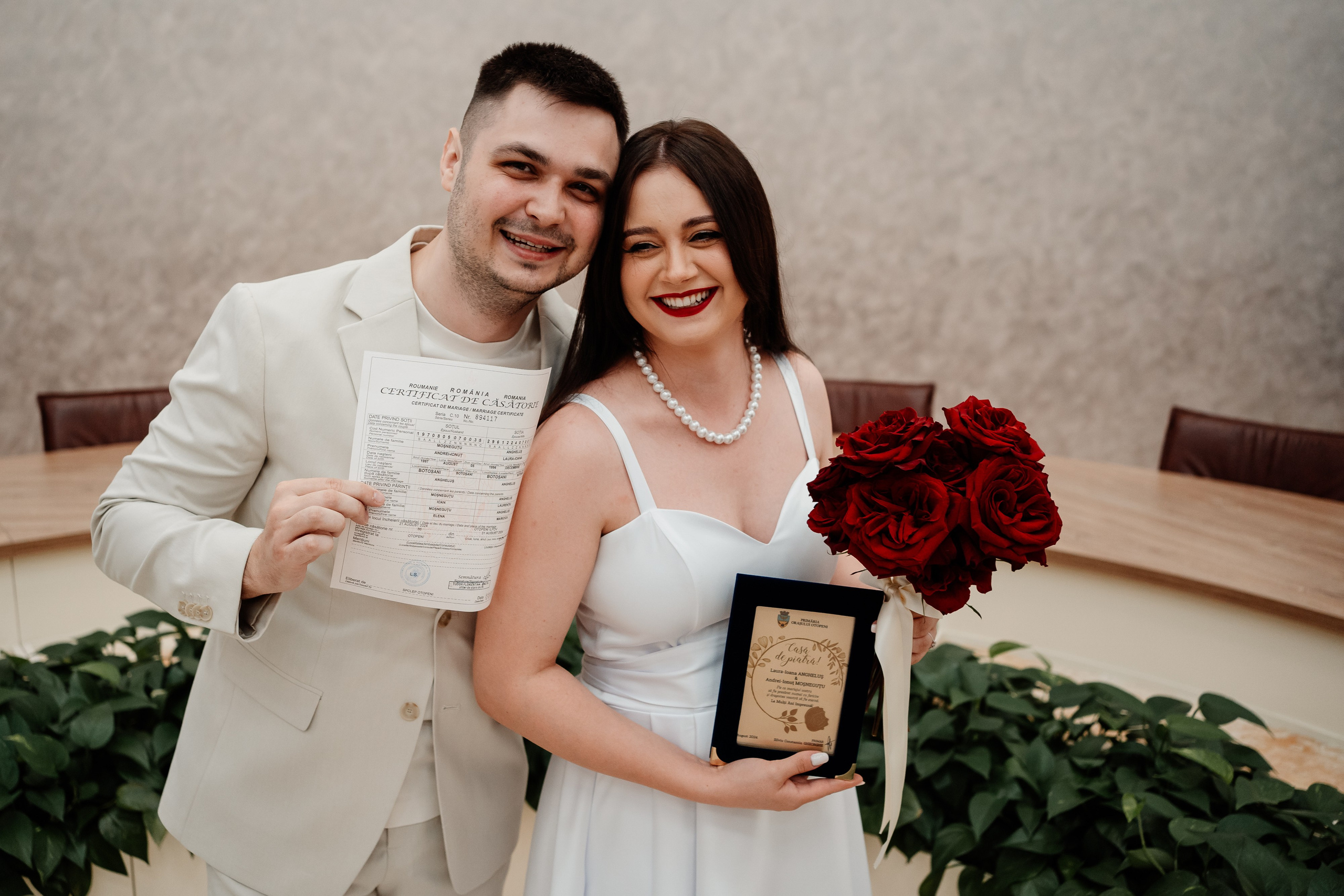 Miri fericiți în fața oficiului stării civile din Ilfov, celebrând începutul unei noi vieți împreună. Fotografie de cununie civilă, capturând naturalețea și bucuria momentului special.