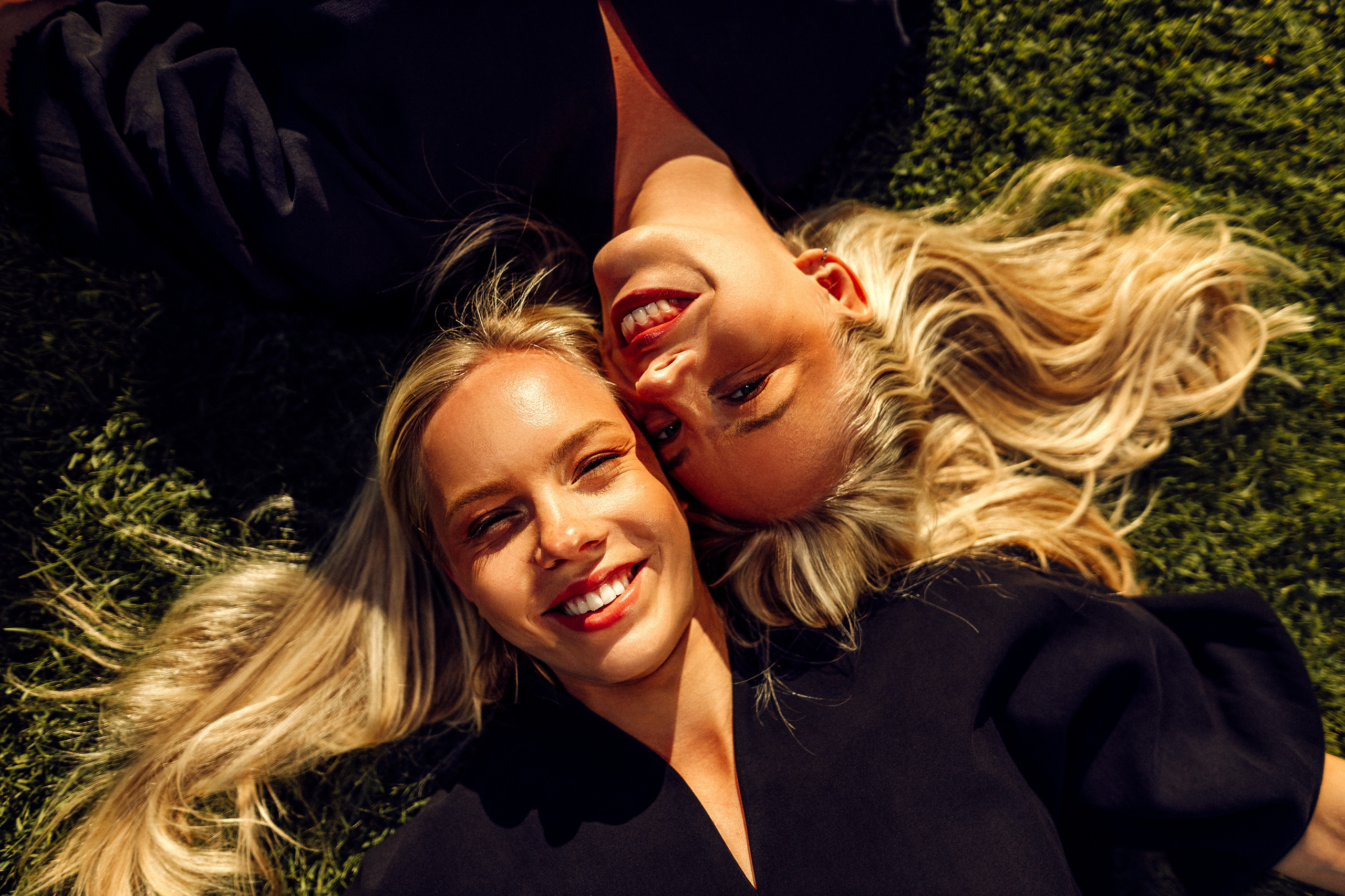 Sandra & Karmen 14.08.2022. Portree- ja perefotograaf Anton Hansen Tallinnas, Eestis