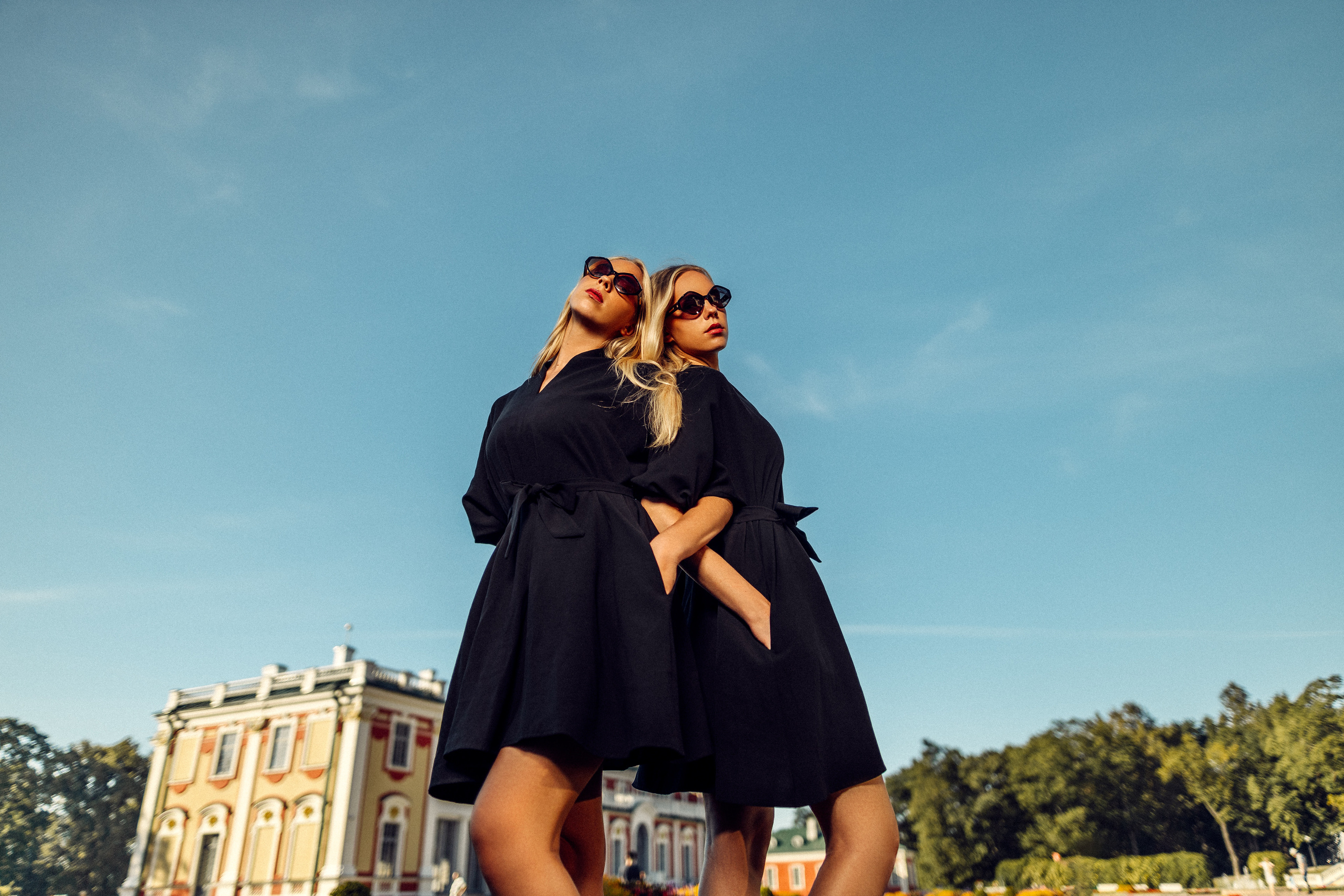 Sandra & Karmen 14.08.2022. Portree- ja perefotograaf Anton Hansen Tallinnas, Eestis