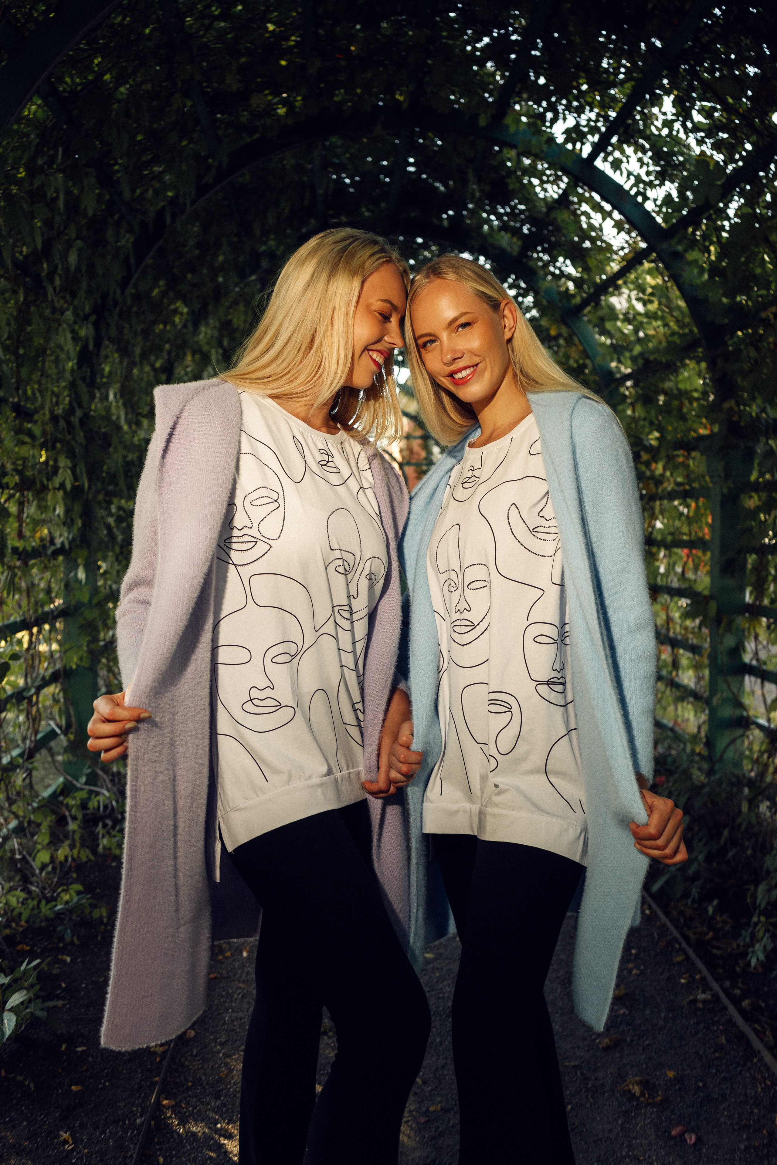 Sandra & Karmen 14.08.2022. Portree- ja perefotograaf Anton Hansen Tallinnas, Eestis