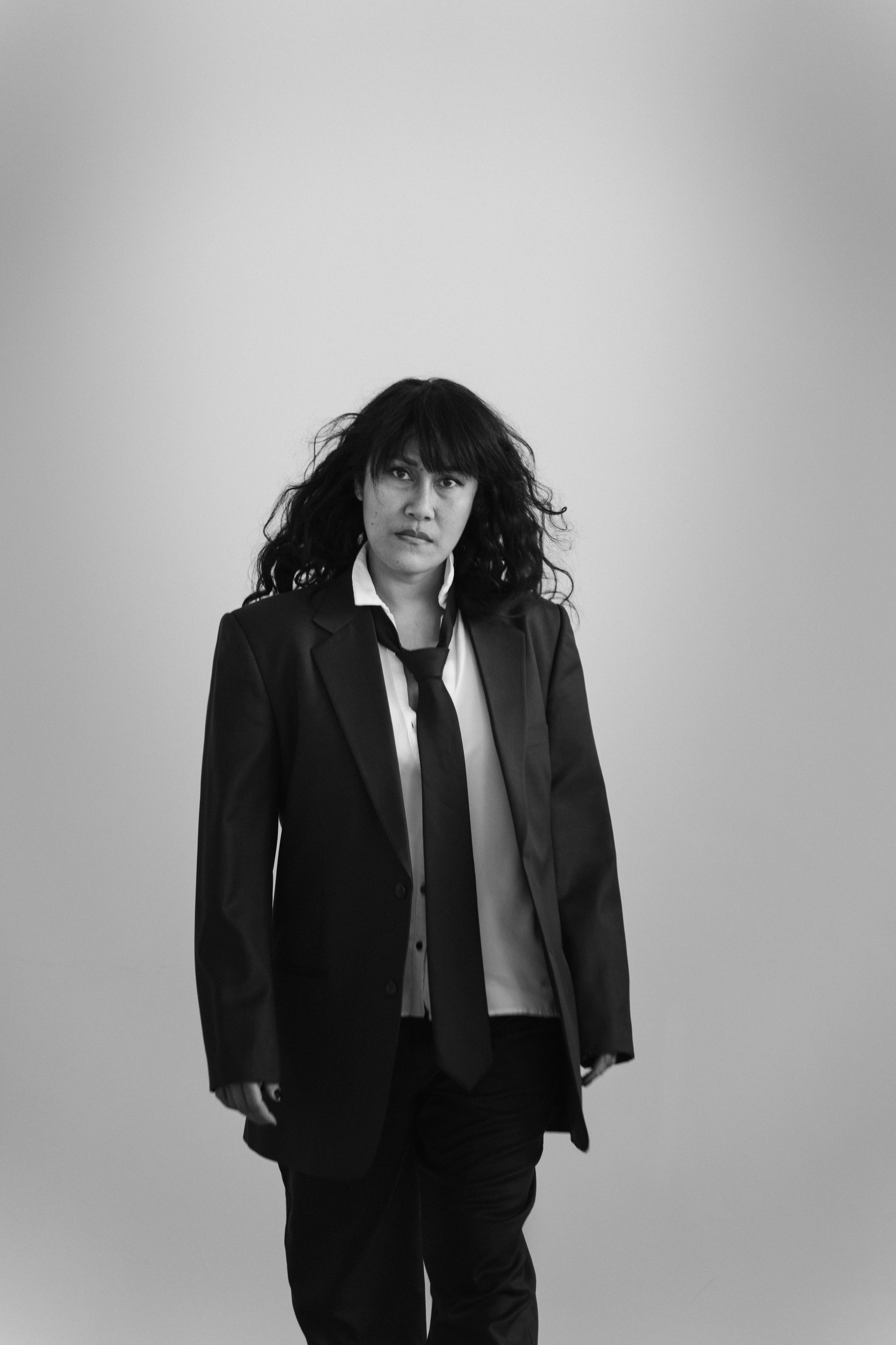 Fotosessions einer Frau im Männerlook. Schwarz-weiß Fotografie in Münster. Fotografin Viktoria Roschen