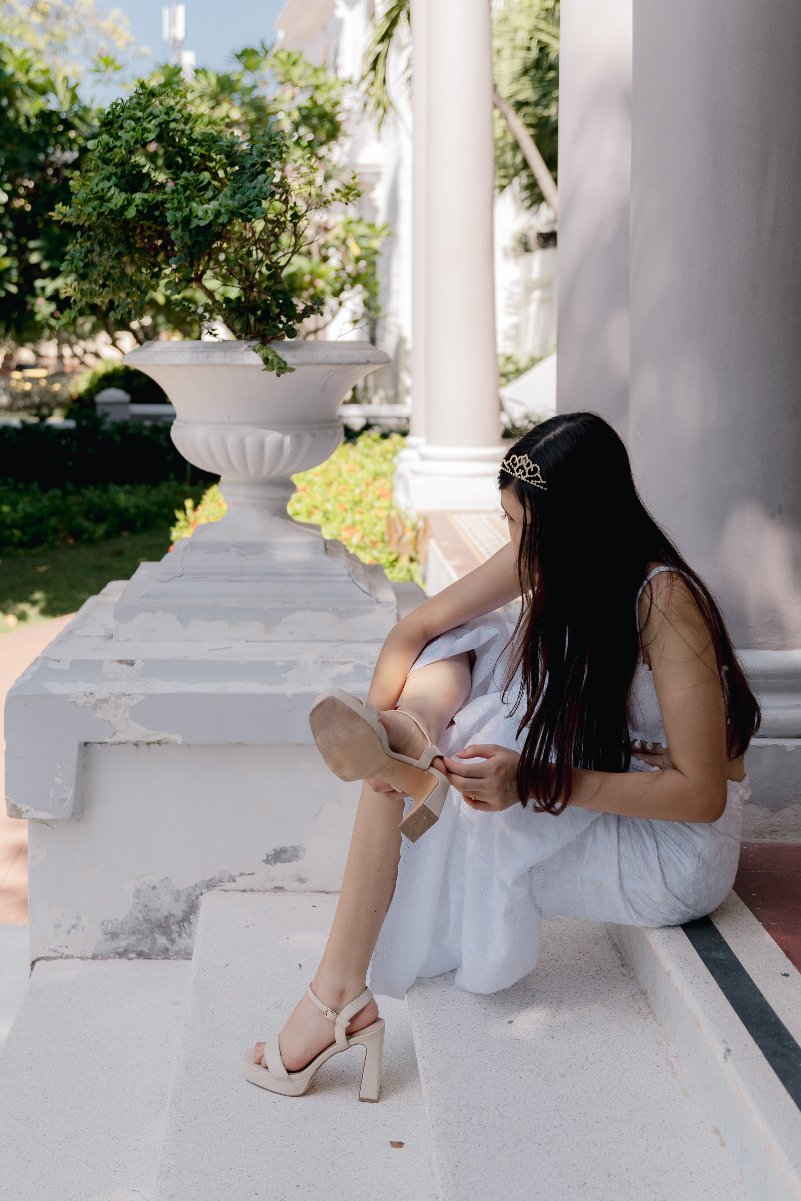 Sesión fotográfica quinceañera en jardín natural luz dorada profesional BanderArt