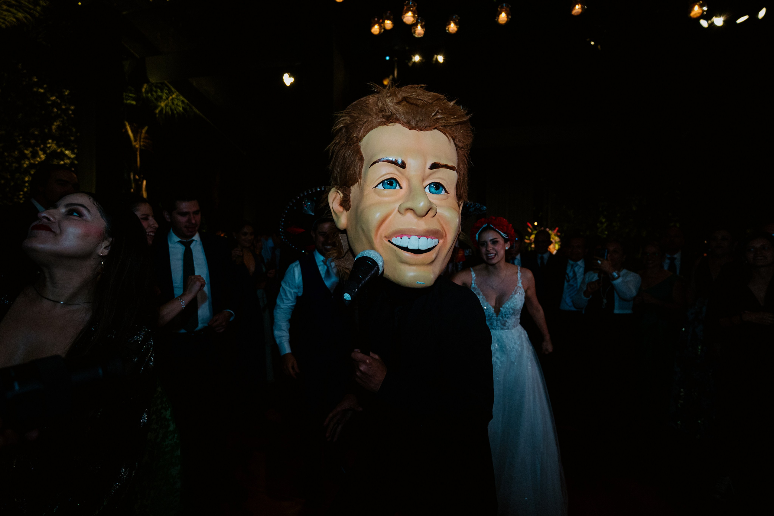 Un vistazo a la fiesta. Fotógrafo de Bodas en Lima | Ronhy Altamirano. Fotografía narrativa y cinematográfica para bodas, quinceañeras y eventos exclusivos