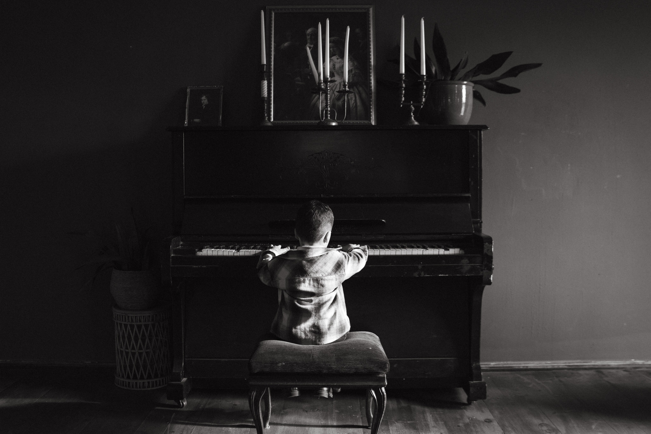 Lika and Anar. Family photographer in Saudi Arabia