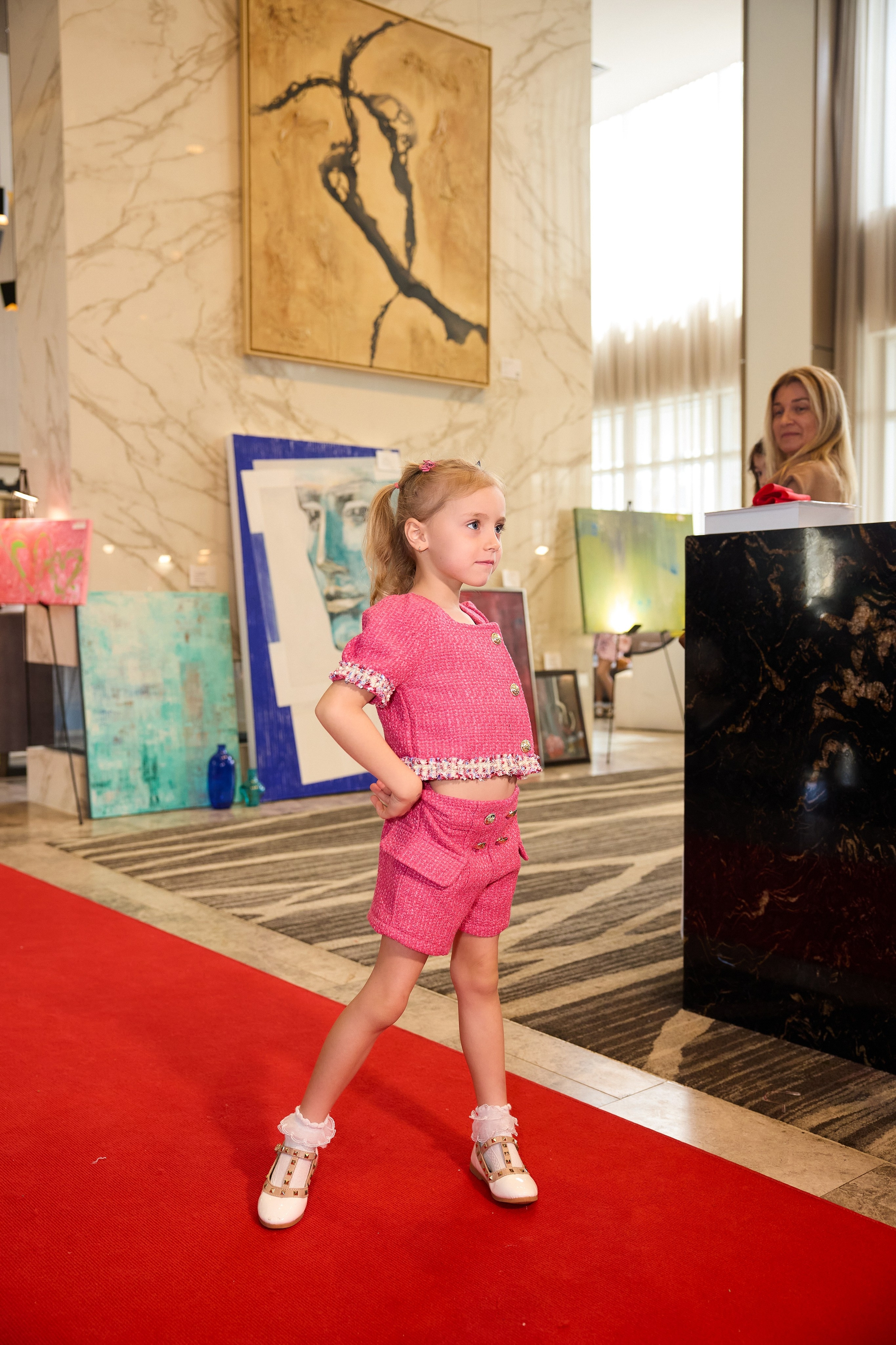 Авторская благотворительная художественная выставка Дианы Бортник. Фотограф Юлия Маковеева