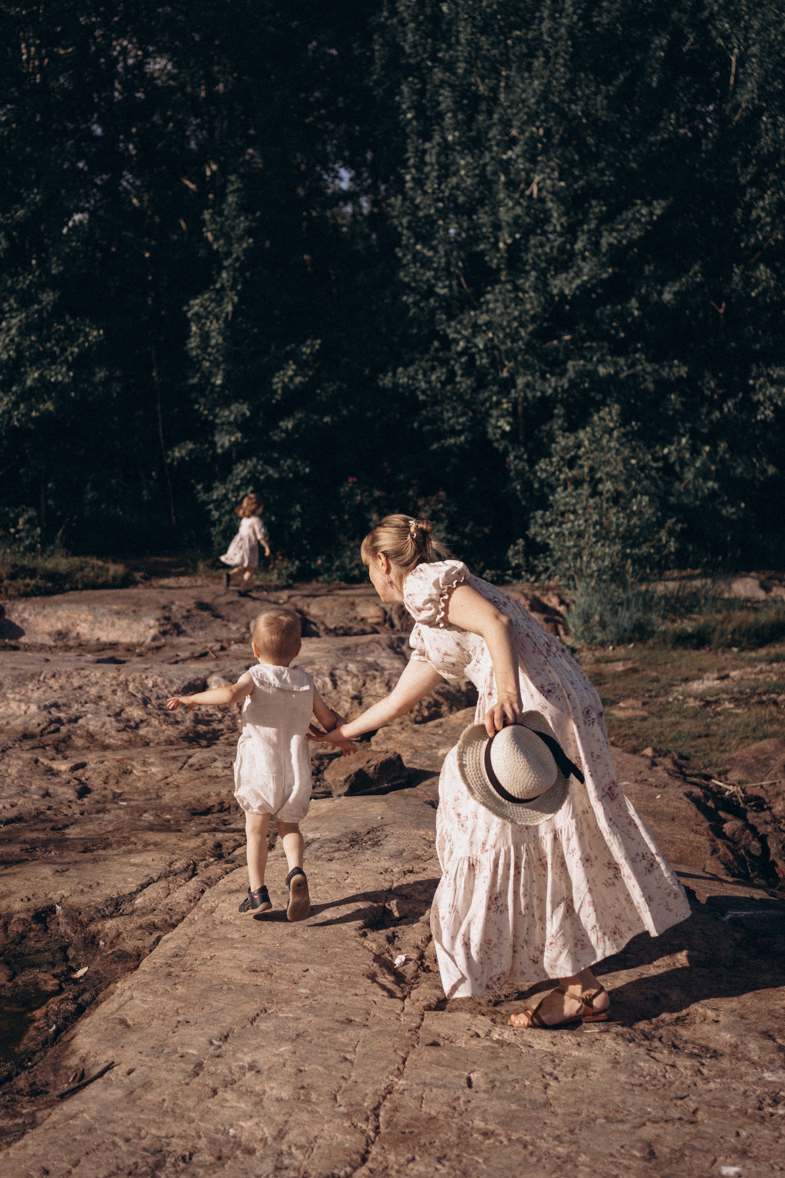 Sunny day on the cliffs. Family photographer in Helsinki, Victoria Guadagno