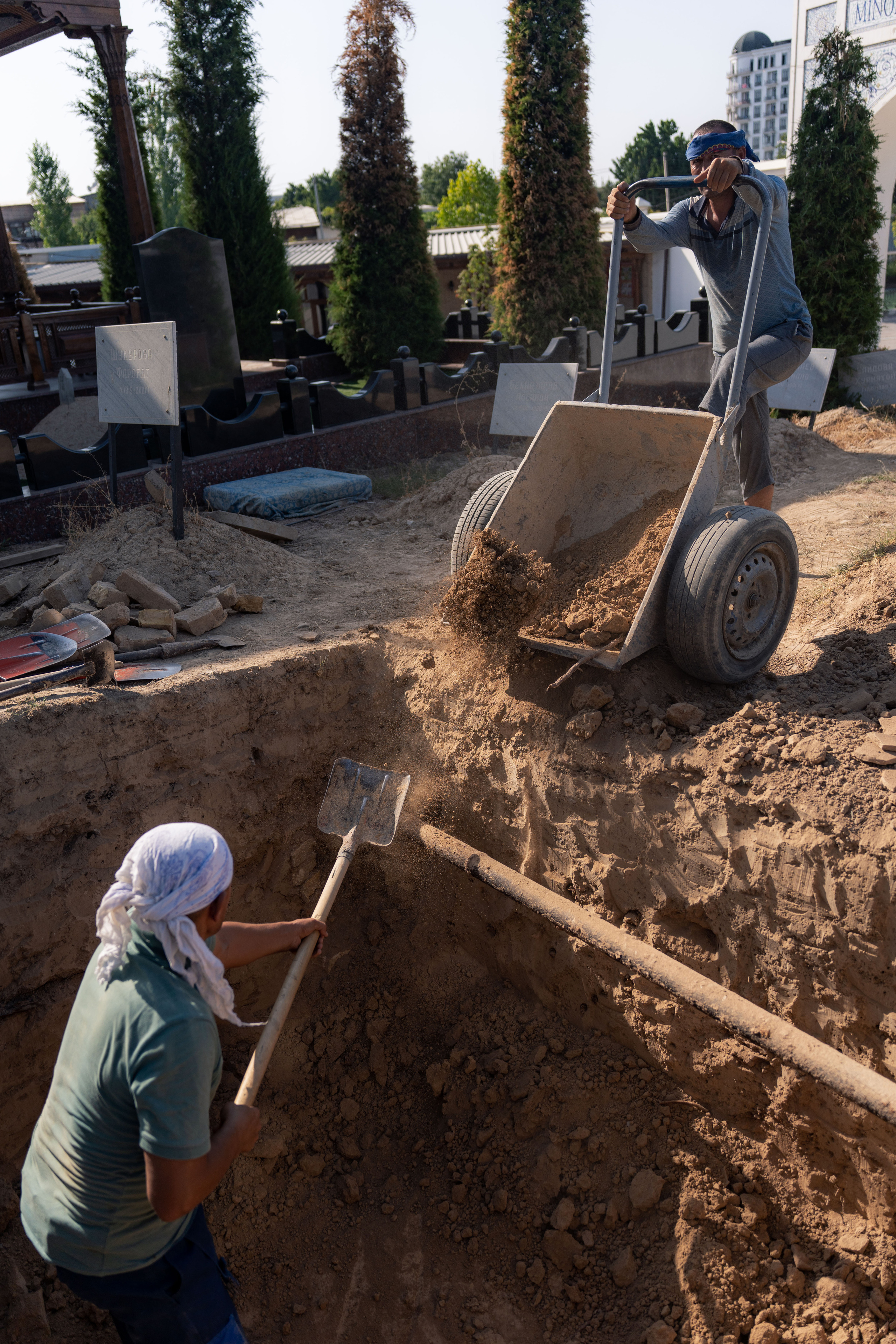 Клиент всегда мёртв: профессия — могильщик. Георгий Намазов | Фотограф в Ташкенте