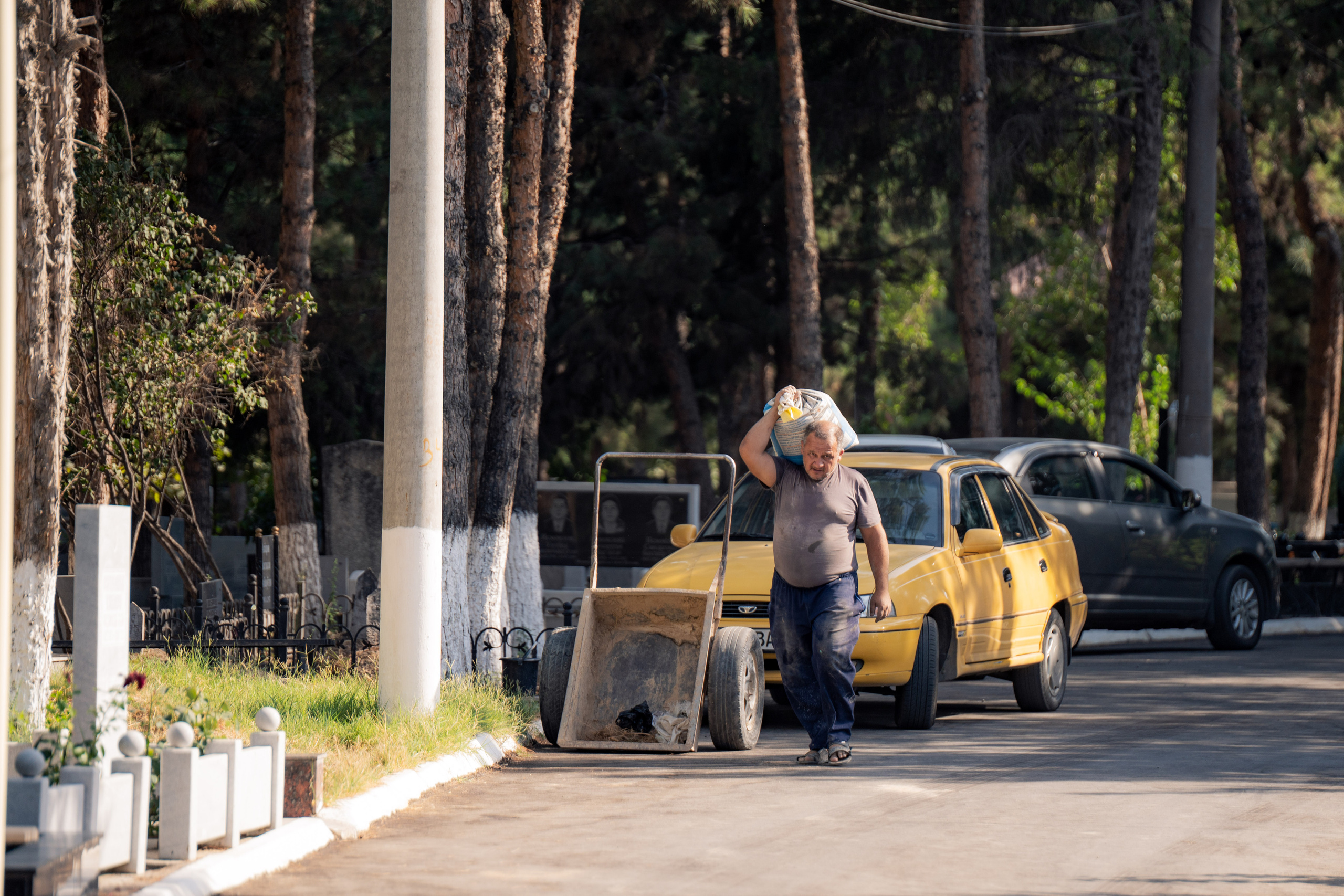 Клиент всегда мёртв: профессия — могильщик. Георгий Намазов | Фотограф в Ташкенте