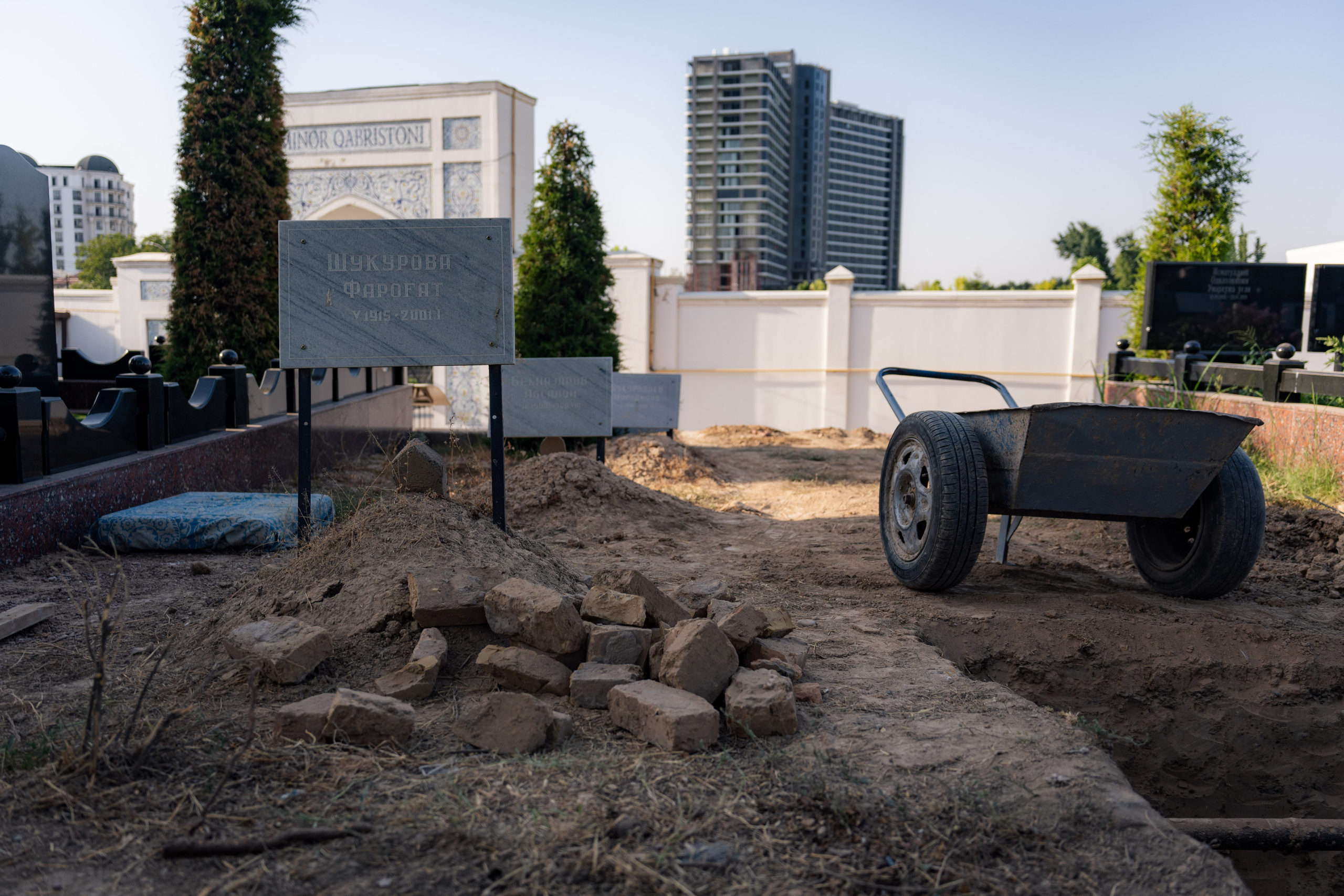 Клиент всегда мёртв: профессия — могильщик. Георгий Намазов | Фотограф в Ташкенте