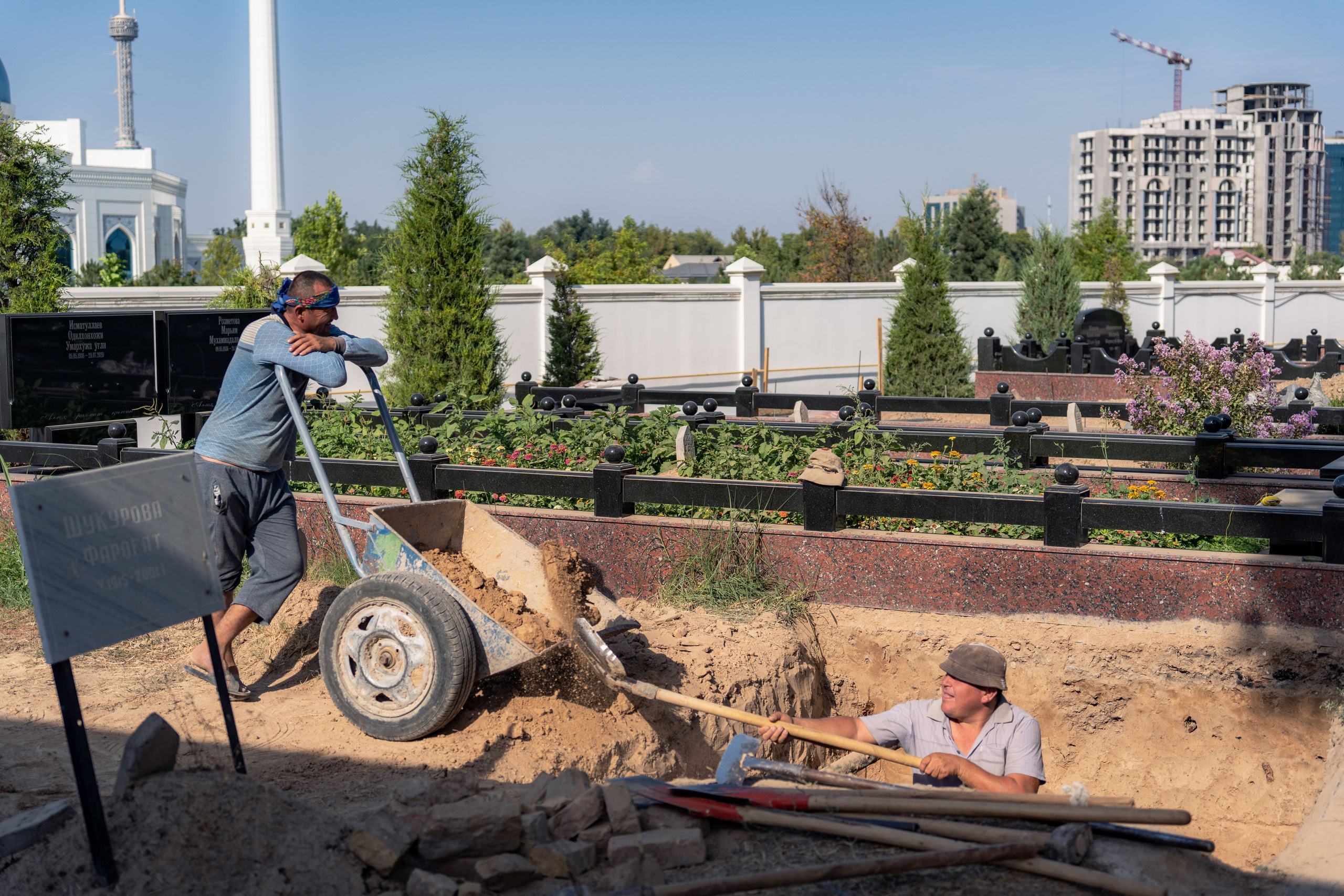 Клиент всегда мёртв: профессия — могильщик. Георгий Намазов | Фотограф в Ташкенте
