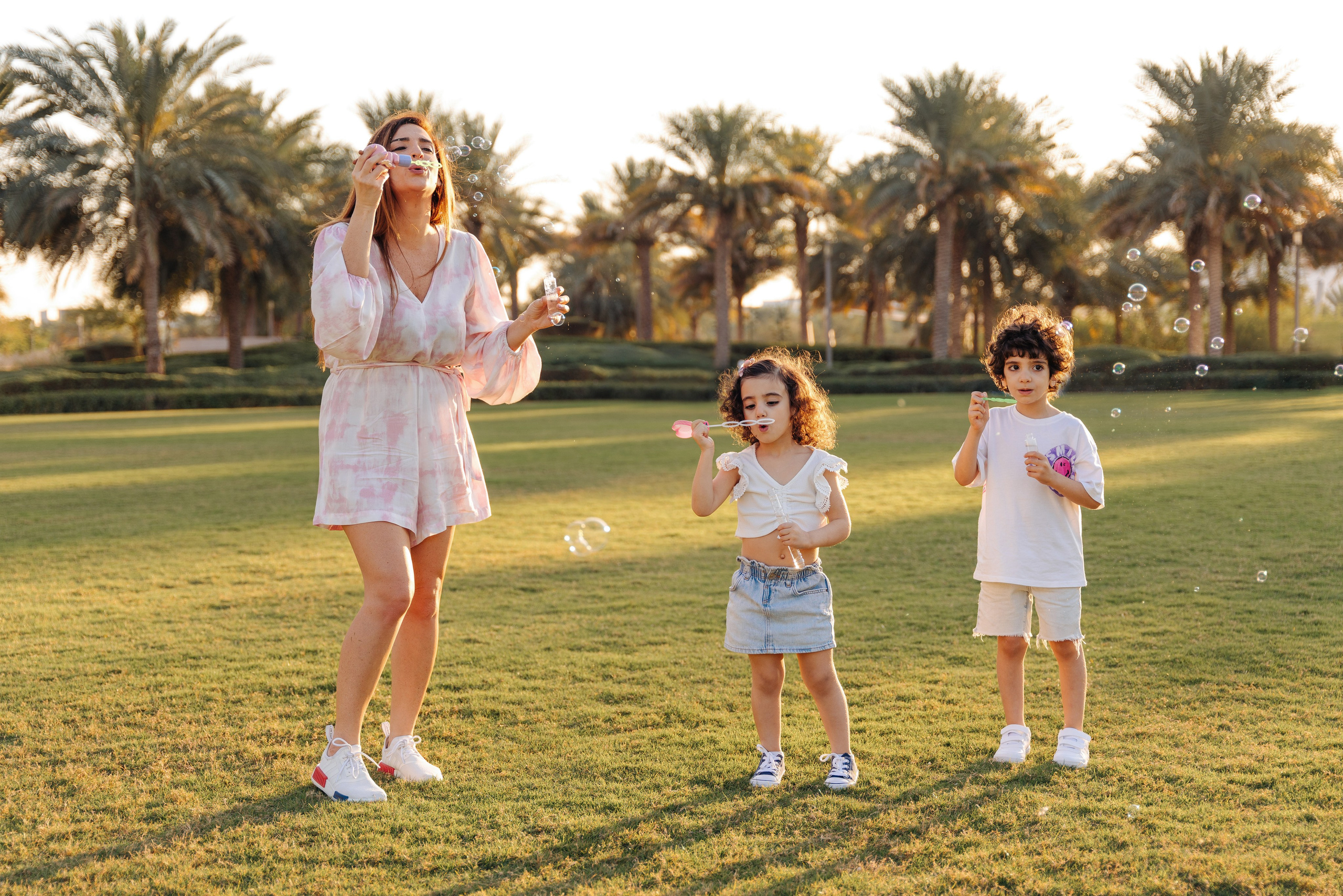 Family fun and play in the park. Angela Iakovleva — Family Photographer in Dubai