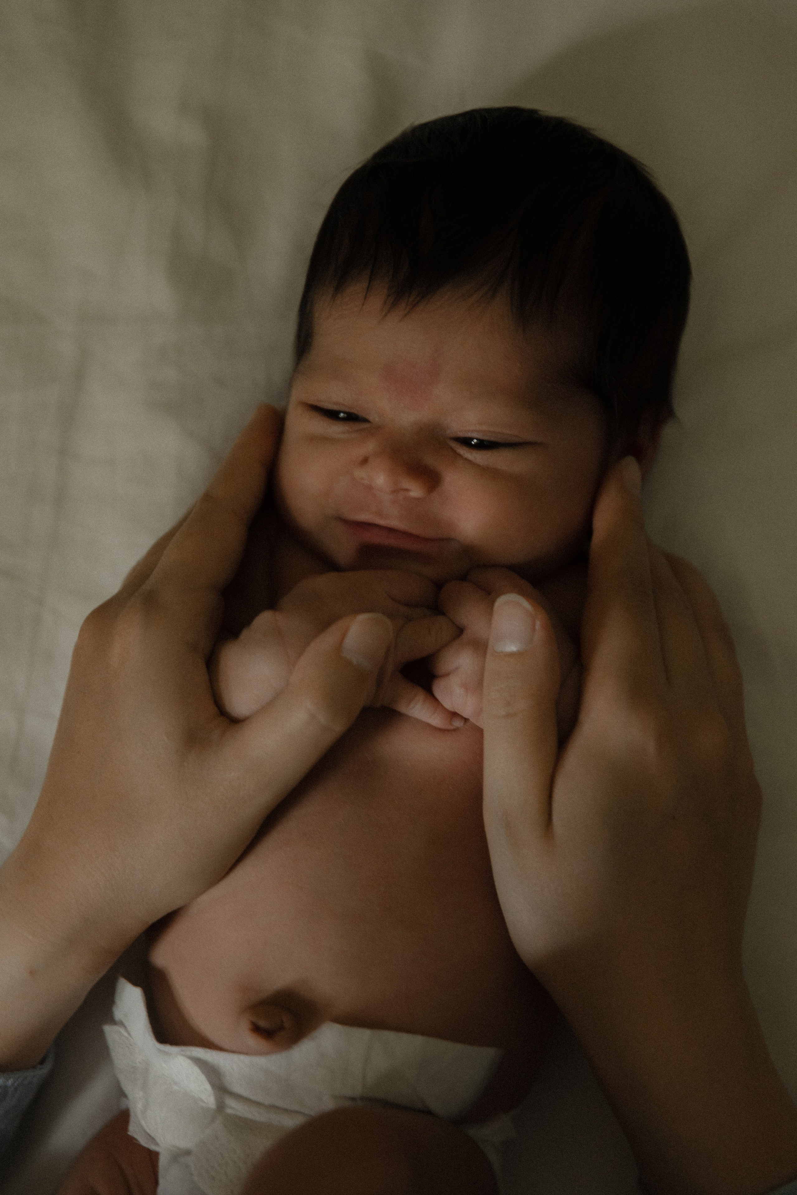 Sesión en casa con recién nacido y mamá — Dulzura y momentos reales. Photographer in Santiago, Chile Anna Almazova