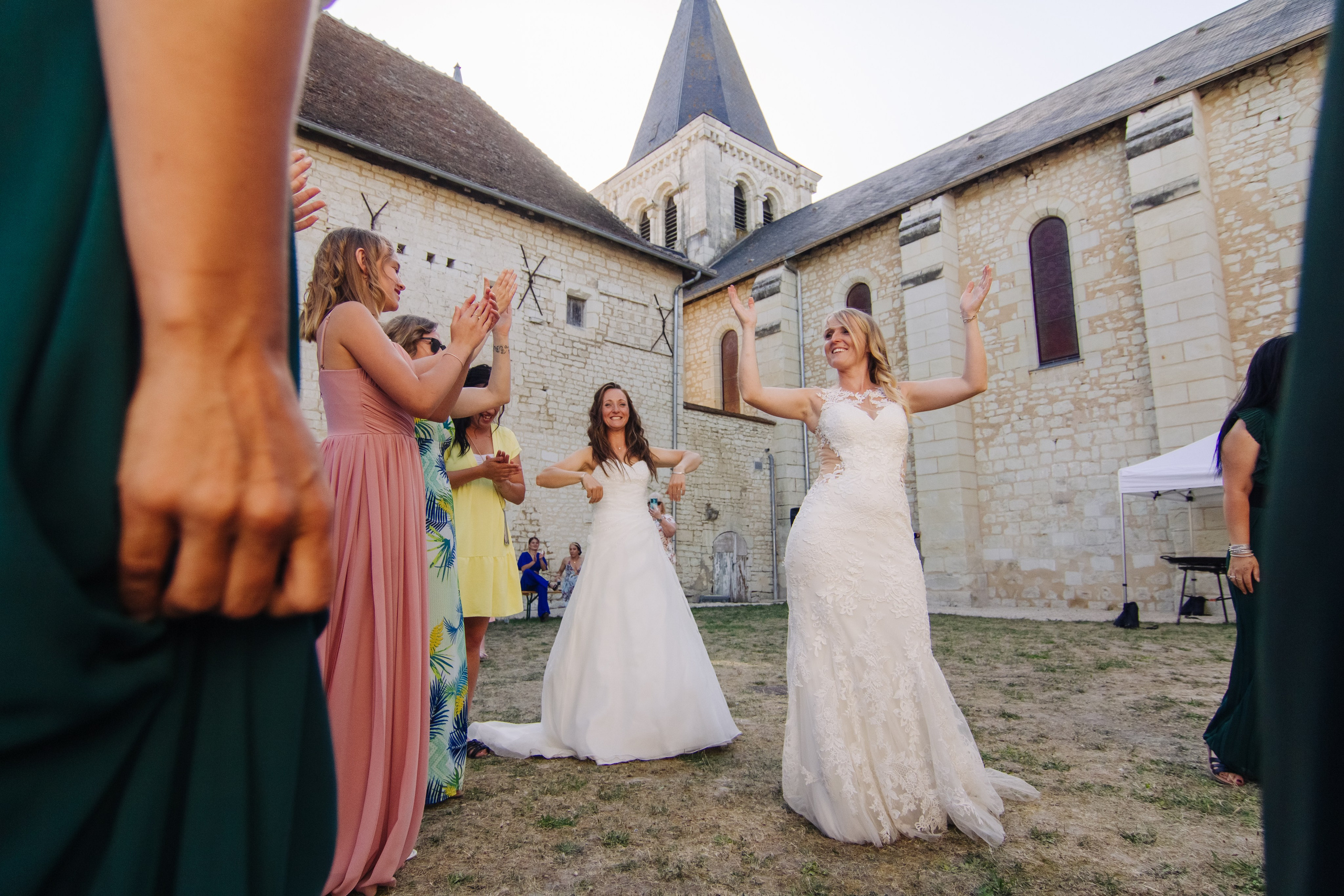 Rires et complicité lors des jeux de mariage dans la cour de l’église