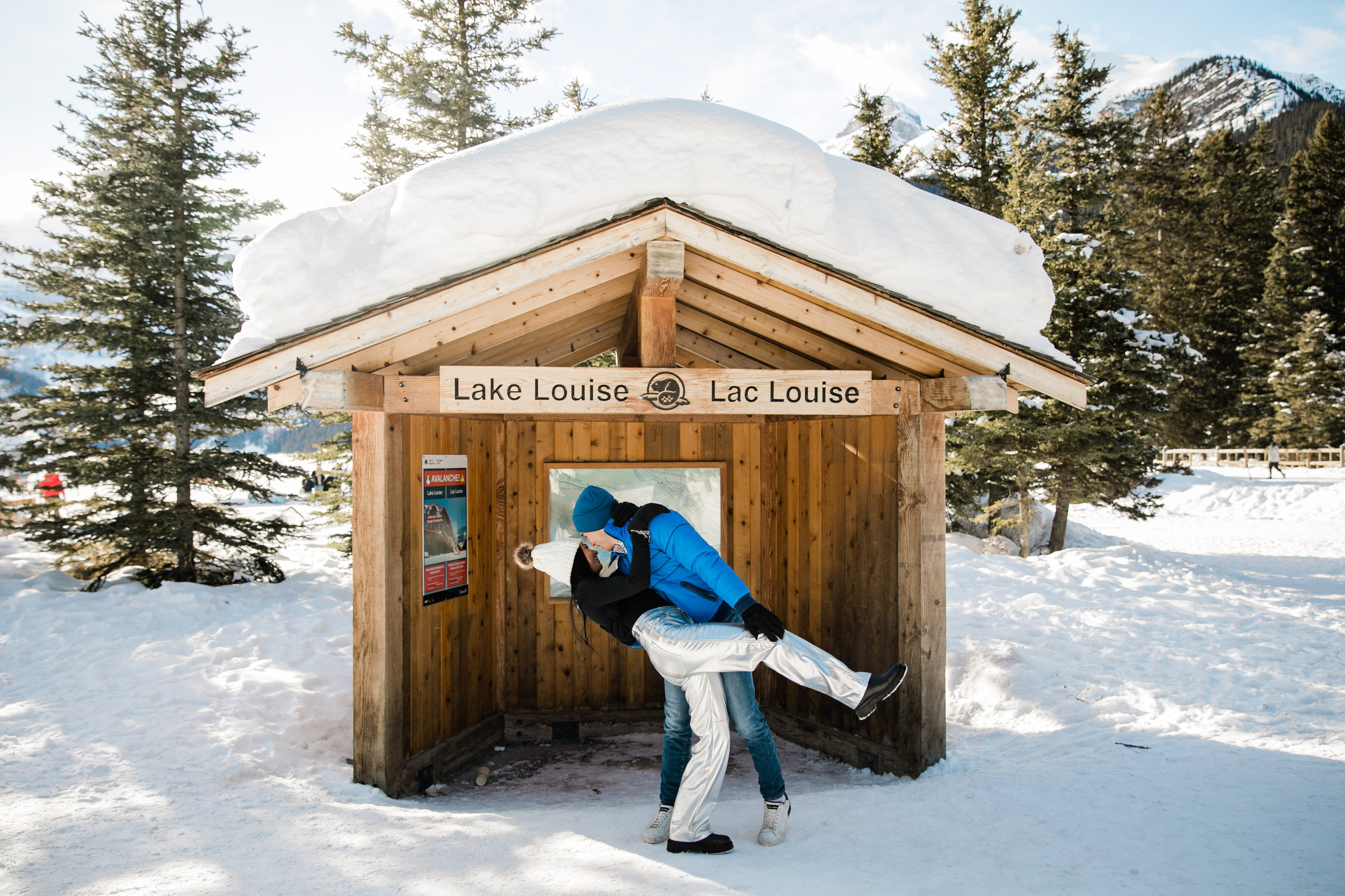 A & M — Lake Louise Engagement. Fotografía accesible en Calgary