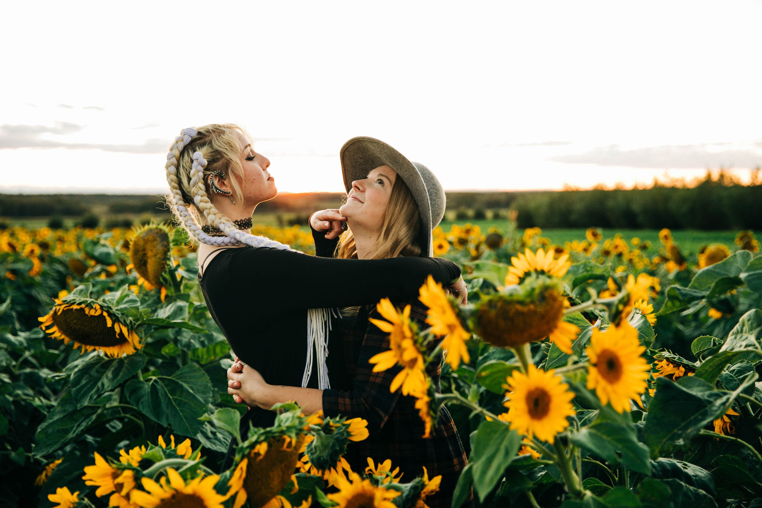 Leanne & Emily — Bowden Sunflowers. Fotografía accesible en Calgary