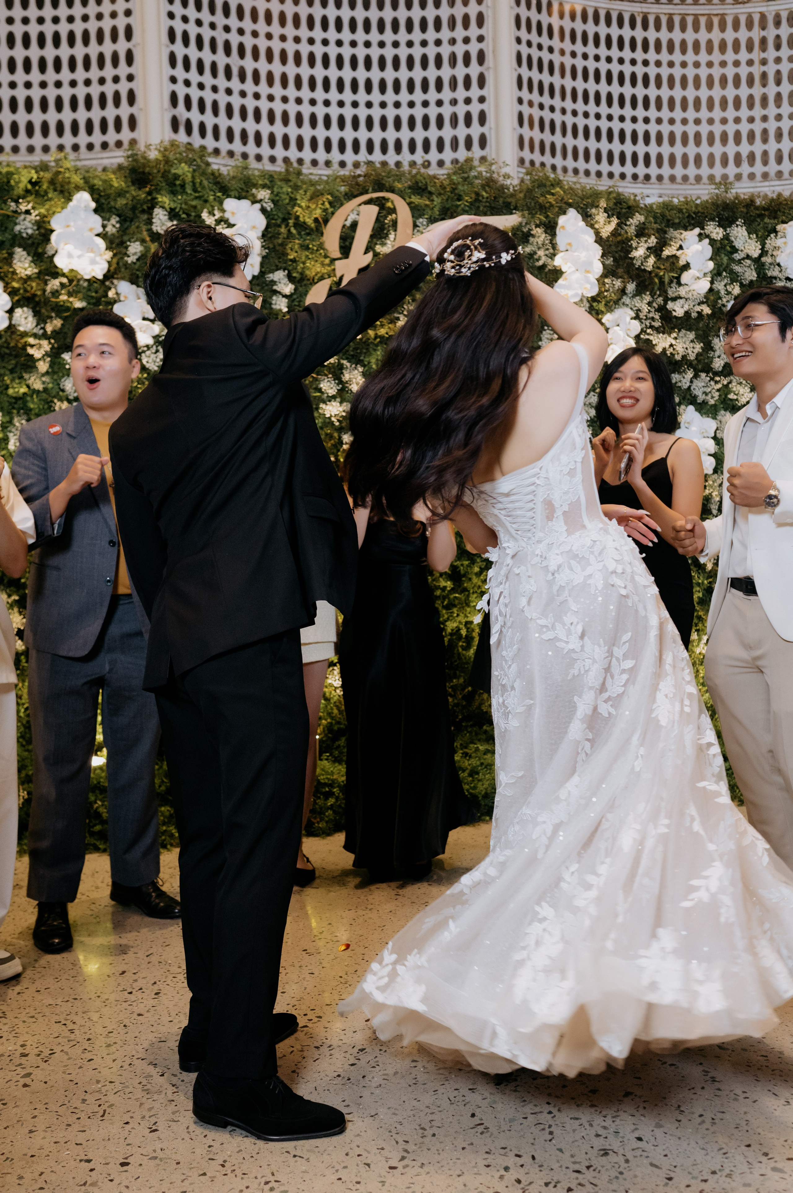 DAT & TU / Wedding Party. Saigon Wedding Present | Art Beyond Moments