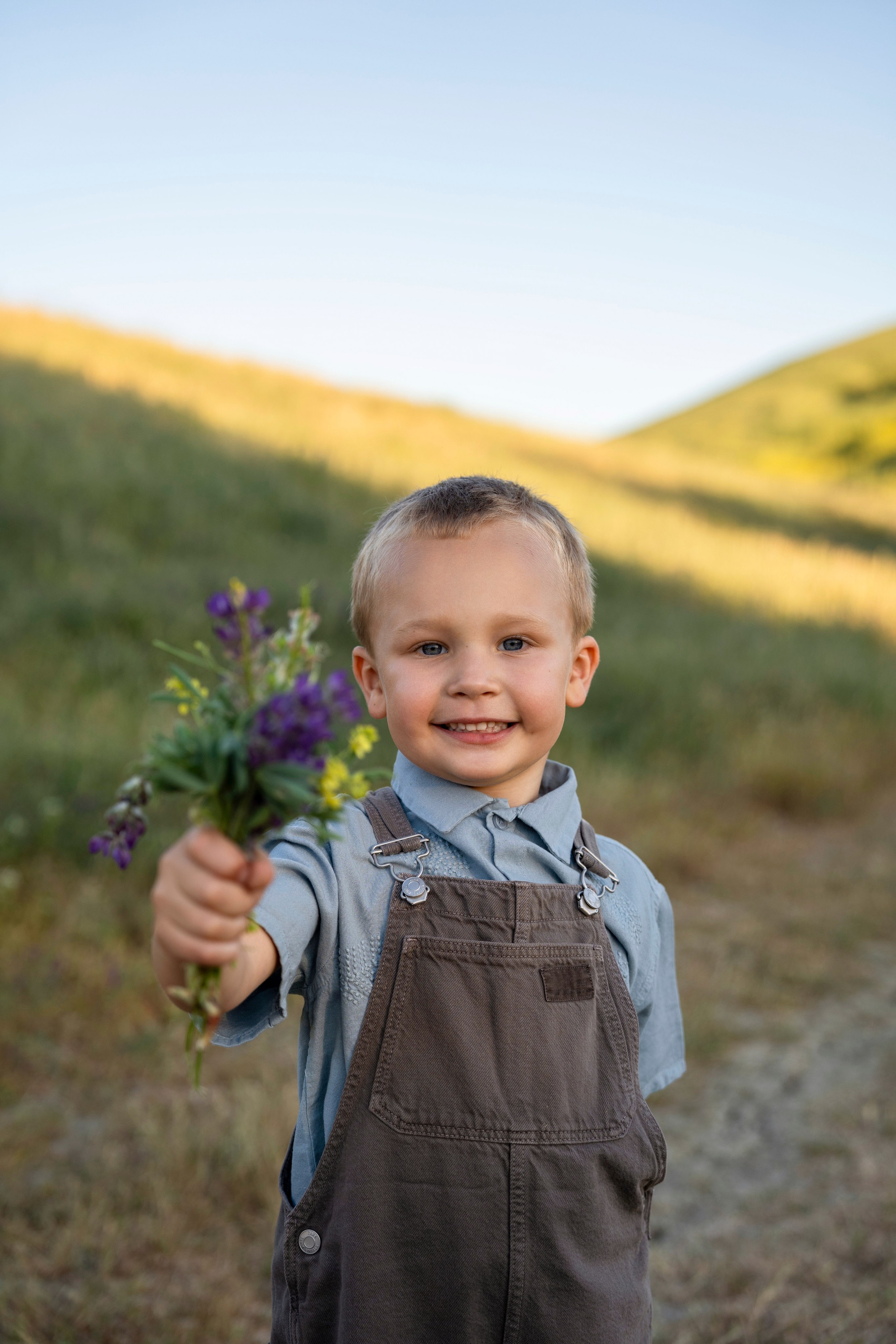 Lifestyle family session, candid family moments, outdoor family portraits, family photo shoot, natural family photos, kids and parents. Bay Area Photographer: family, maternity, love story, wedding