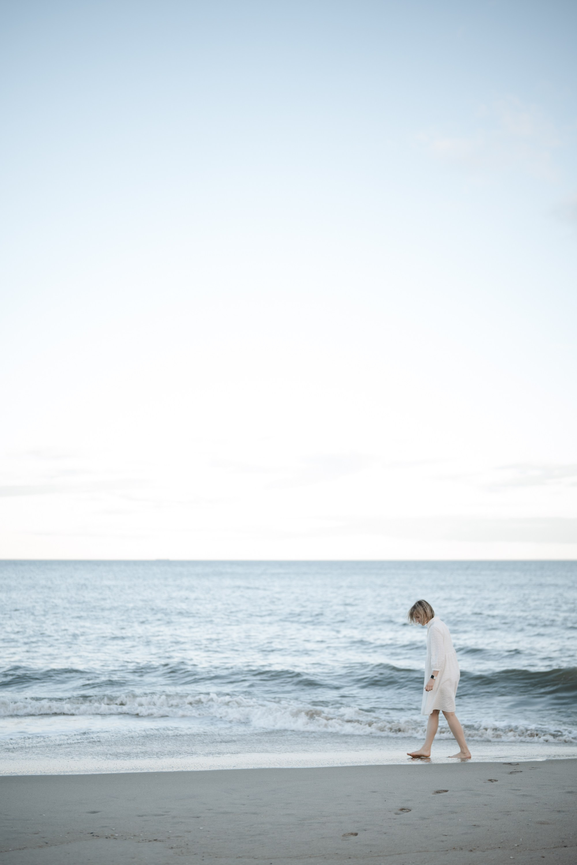 Candid photos of a couple on the beach. Portrait and wedding photographer in New York