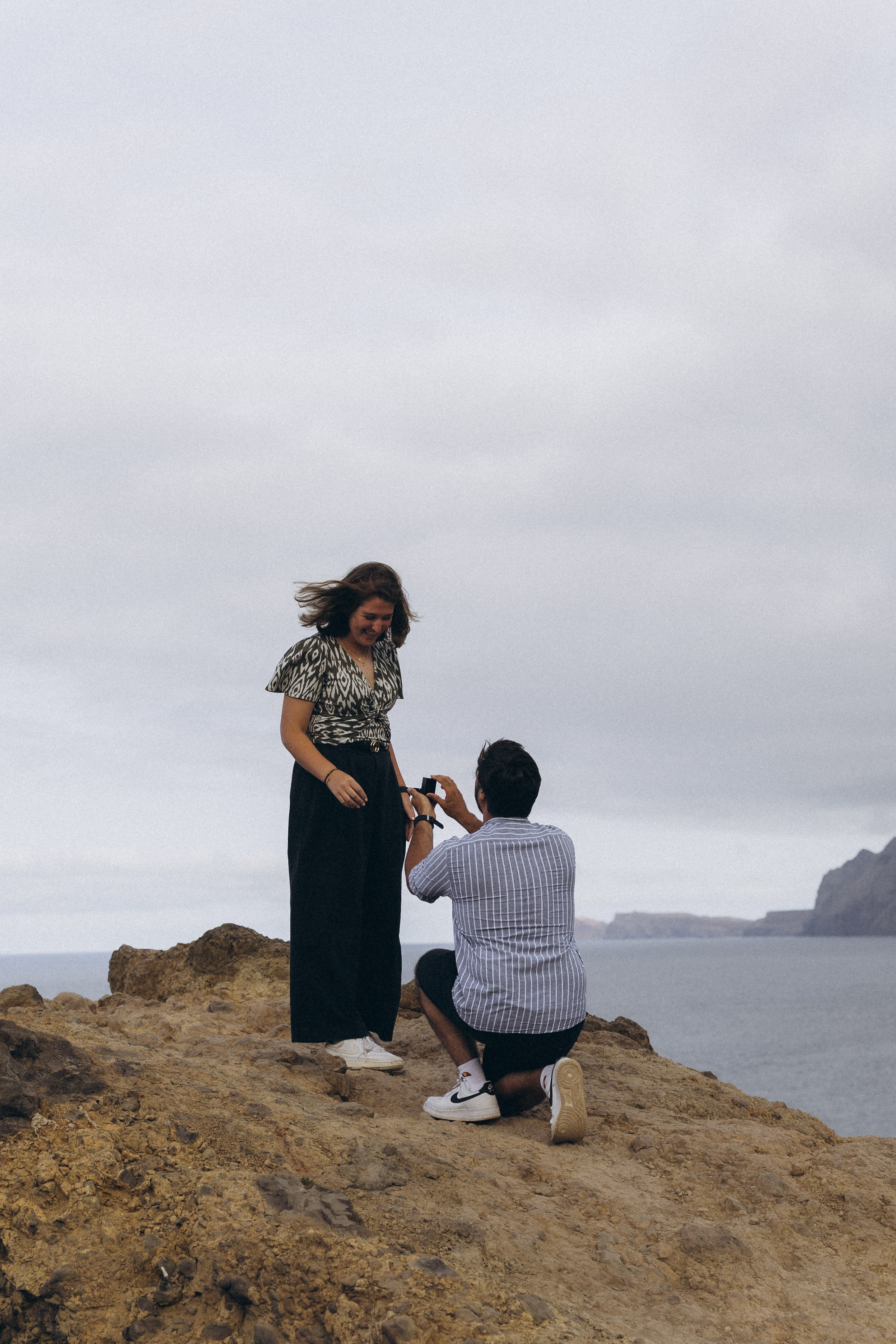 Secret Proposal at Miradouro do Guindaste at Sunset, Madeira. Fotógrafa na Madeira para casais, pedidos de casamento, elopements e casamentos íntimos | Tatiana