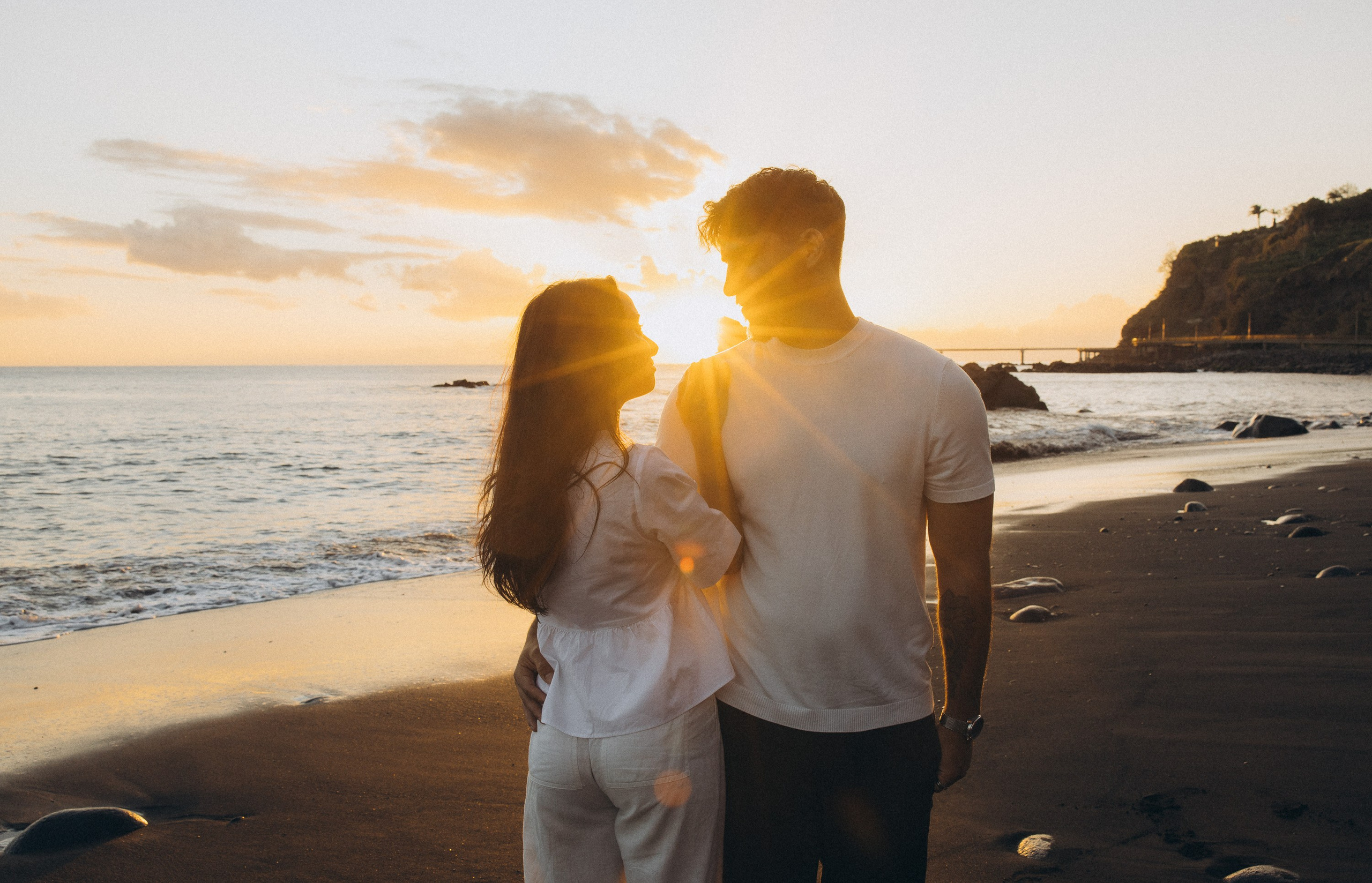 Capturing intimate and heartfelt moments with stunning golden hour backdrops.