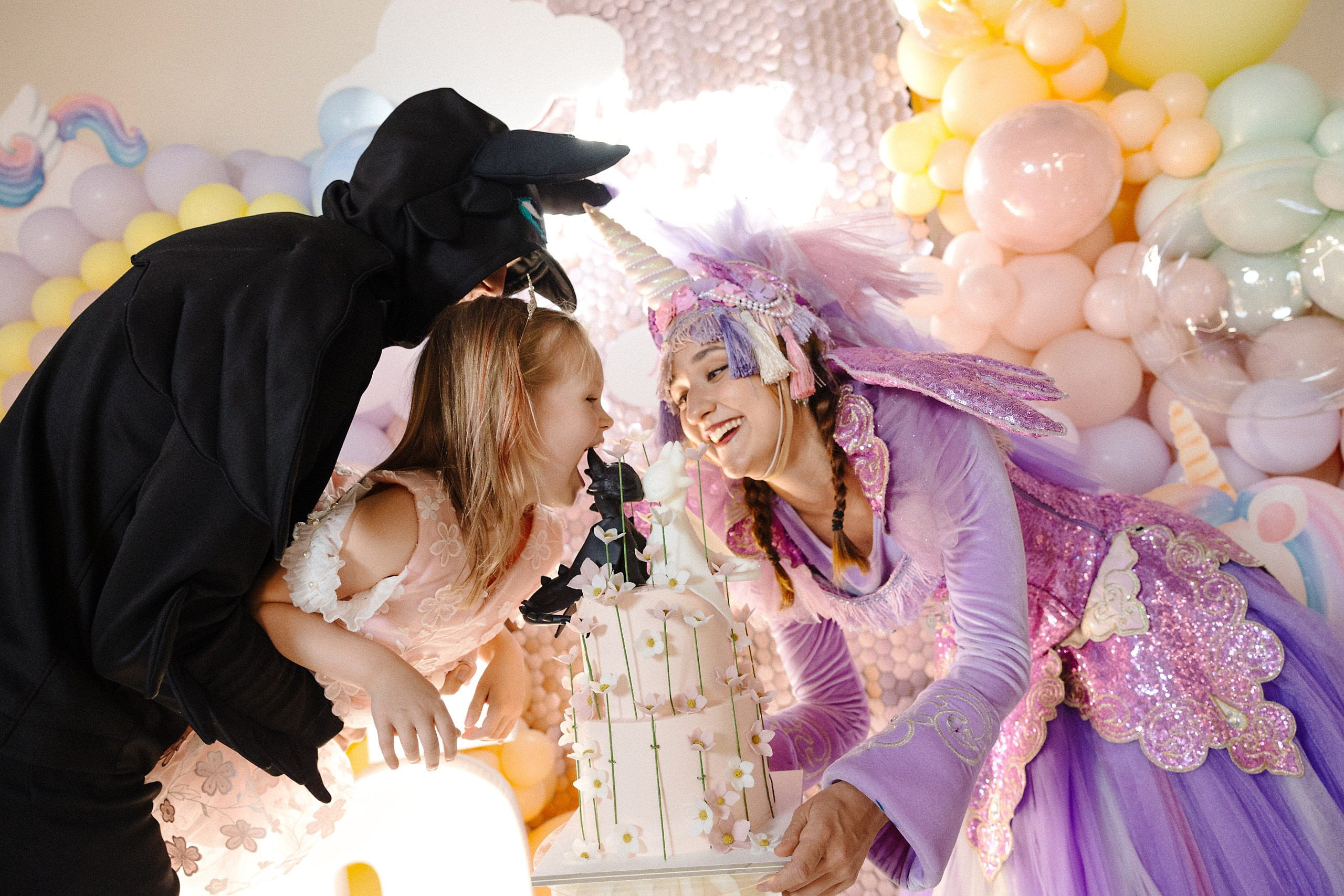 Фотосъёмка детского дня рождения 6 лет — Беззубик, Единорог и волшебная комната с Лабубу. Евгений Тимофеев | Свадебный и контент-фотограф и видеограф в Риге