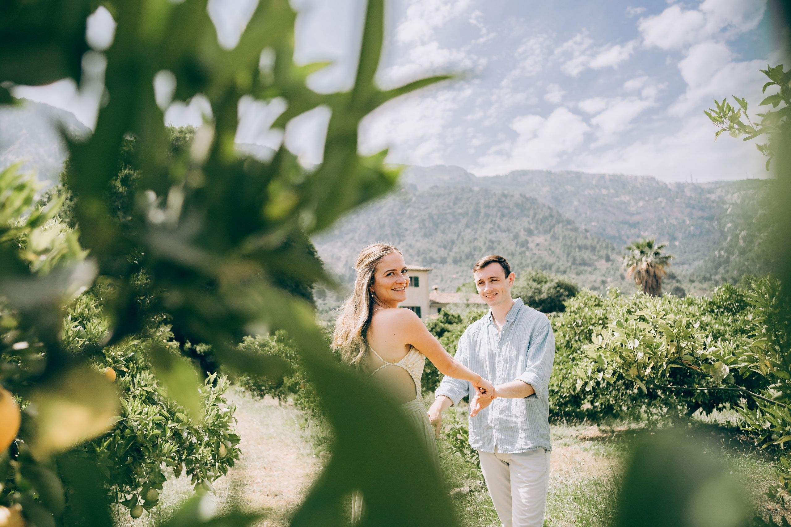 Relaxed Couple Session in Mallorca — Citrus Fields & Seaside. Фотограф у Пальма де Майорка