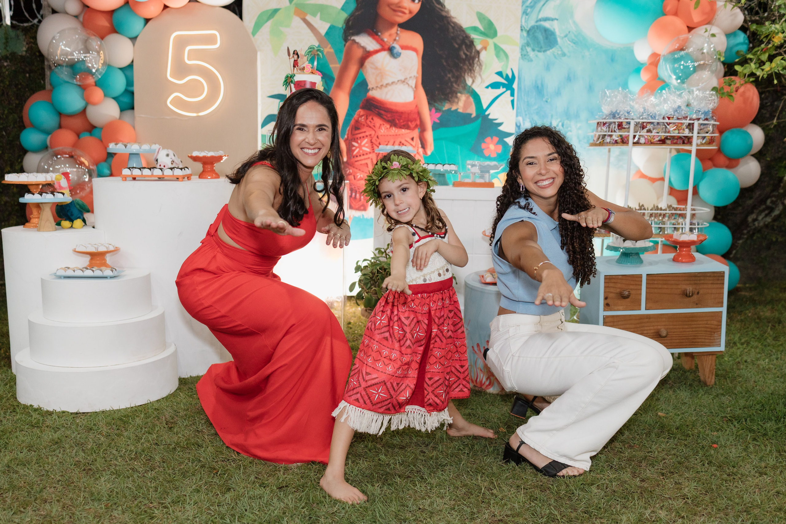 Foto com a tia na festa de aniversário infantil