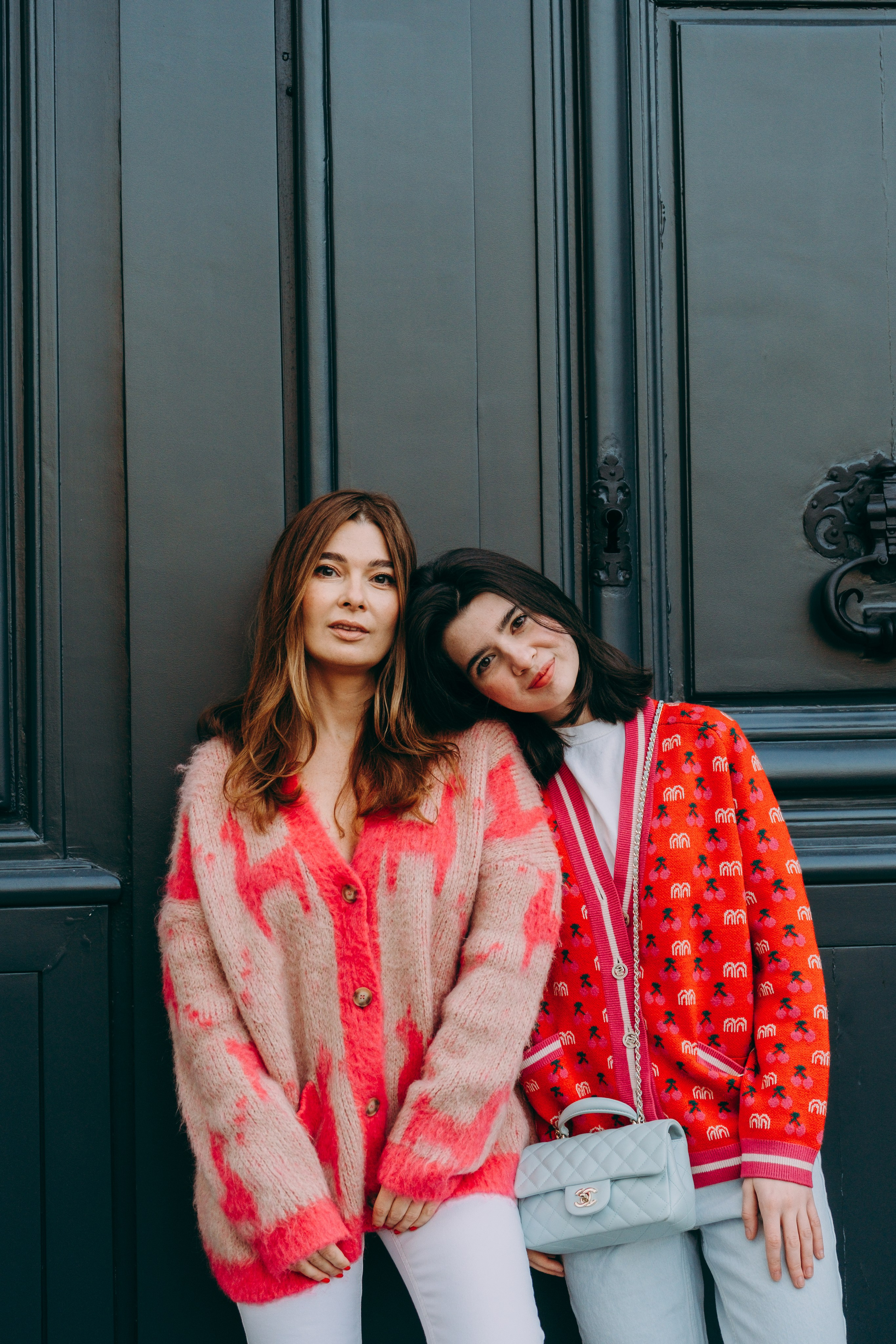 Julia with her adult daughter. Photographer in Paris Marina Chaput