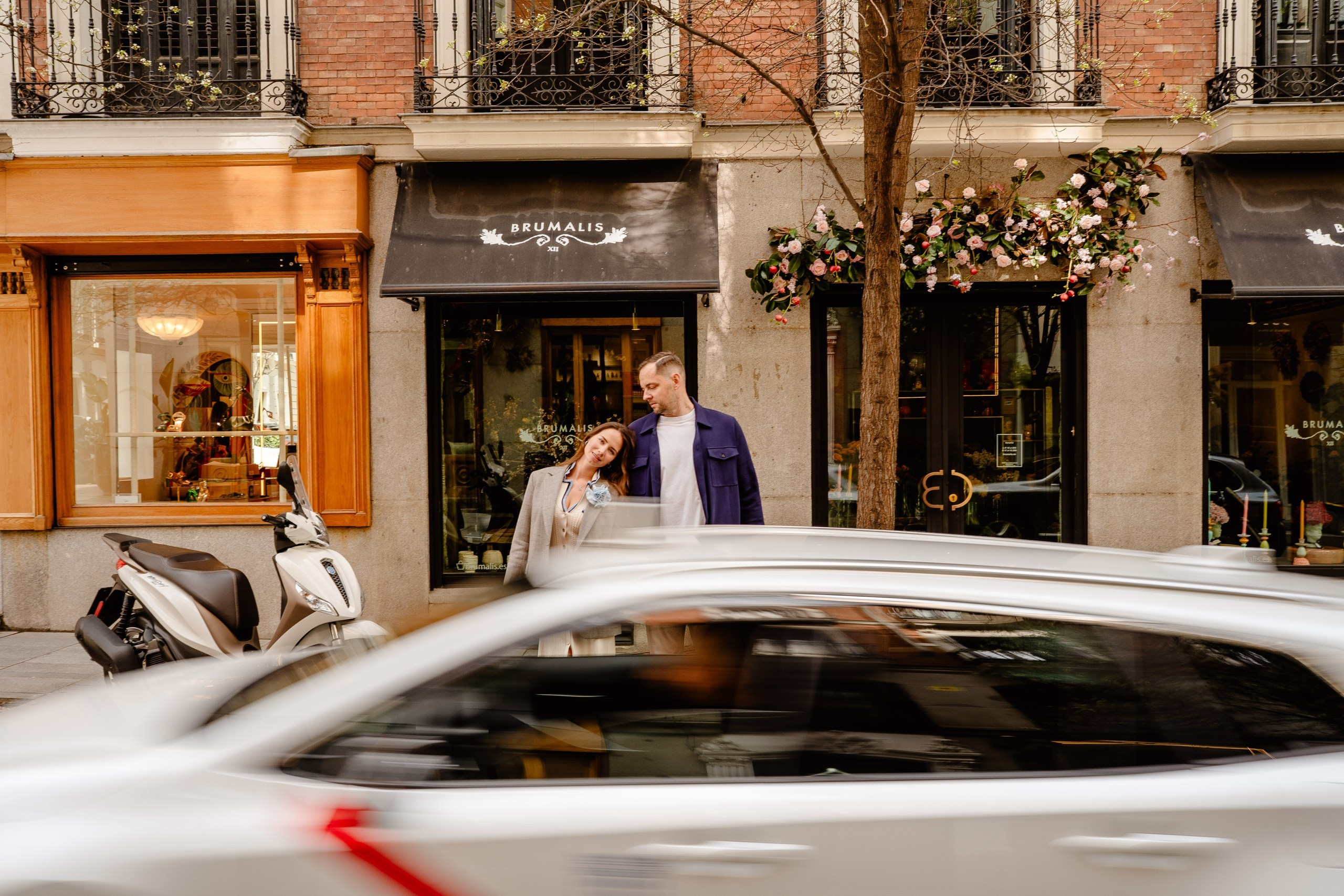 Romantic photoshoot in Retiro Park, Madrid during a beautiful spring morning. Madrid Photographer for Proposals, Engagements & Families | Anya Petrova