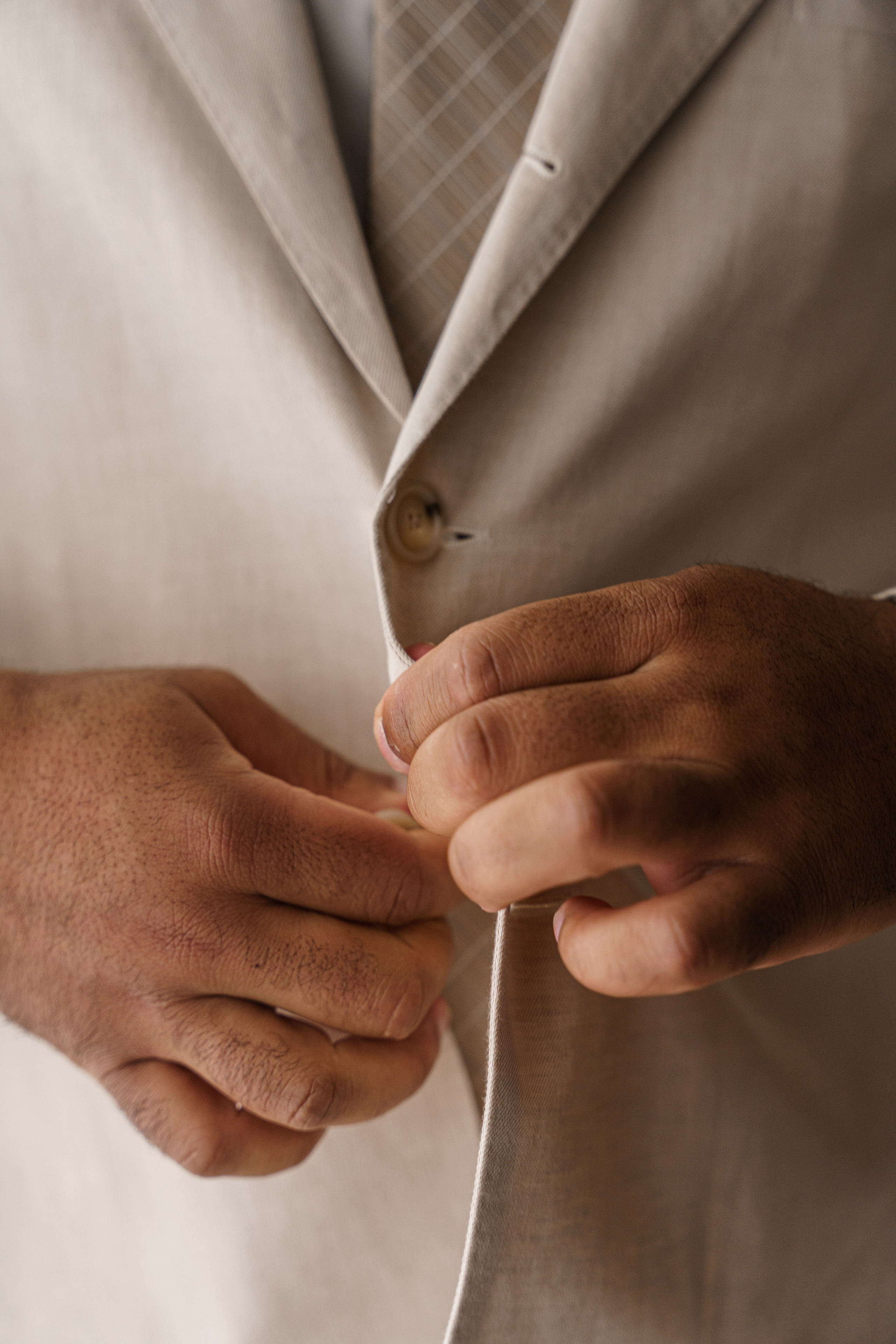 Natural groom getting dressed photo in Riviera Maya resort
