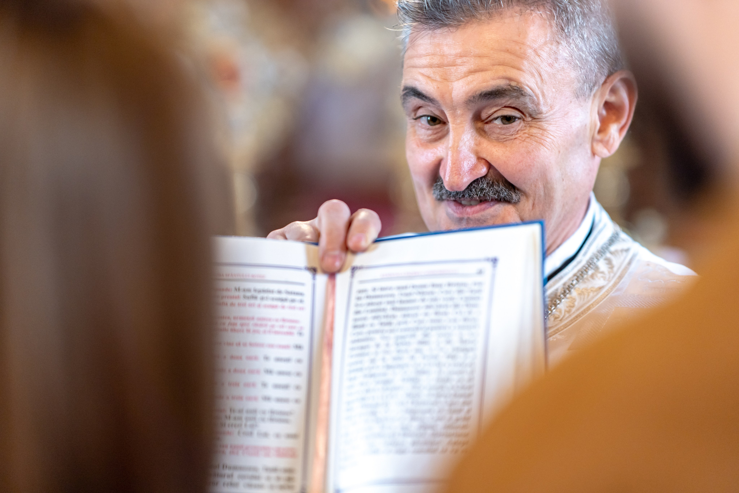 preot in biserica
