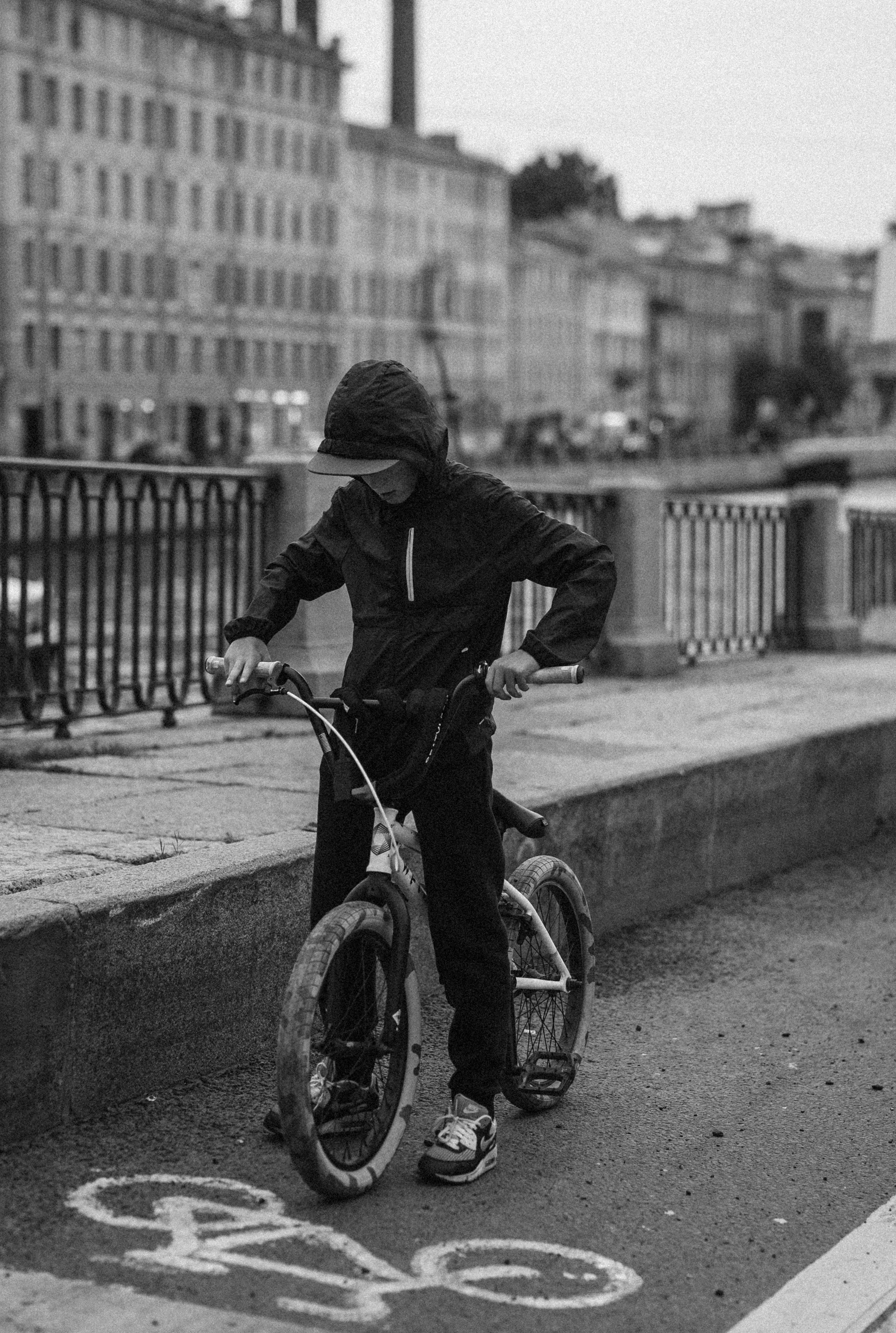 2025. Стрит-фотография, полная абсурда, идиотизма и красоты