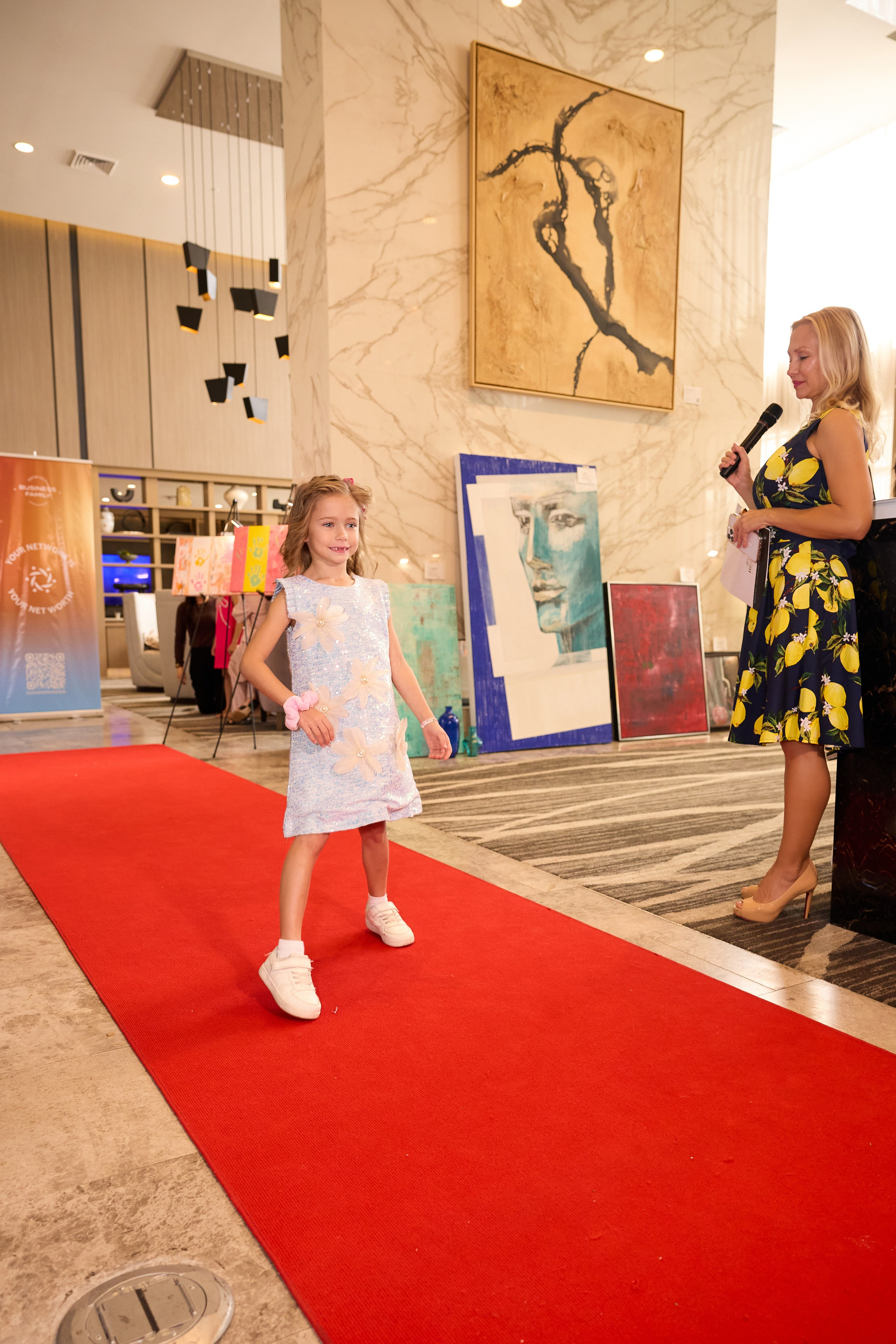 Авторская благотворительная художественная выставка Дианы Бортник. Фотограф Юлия Маковеева