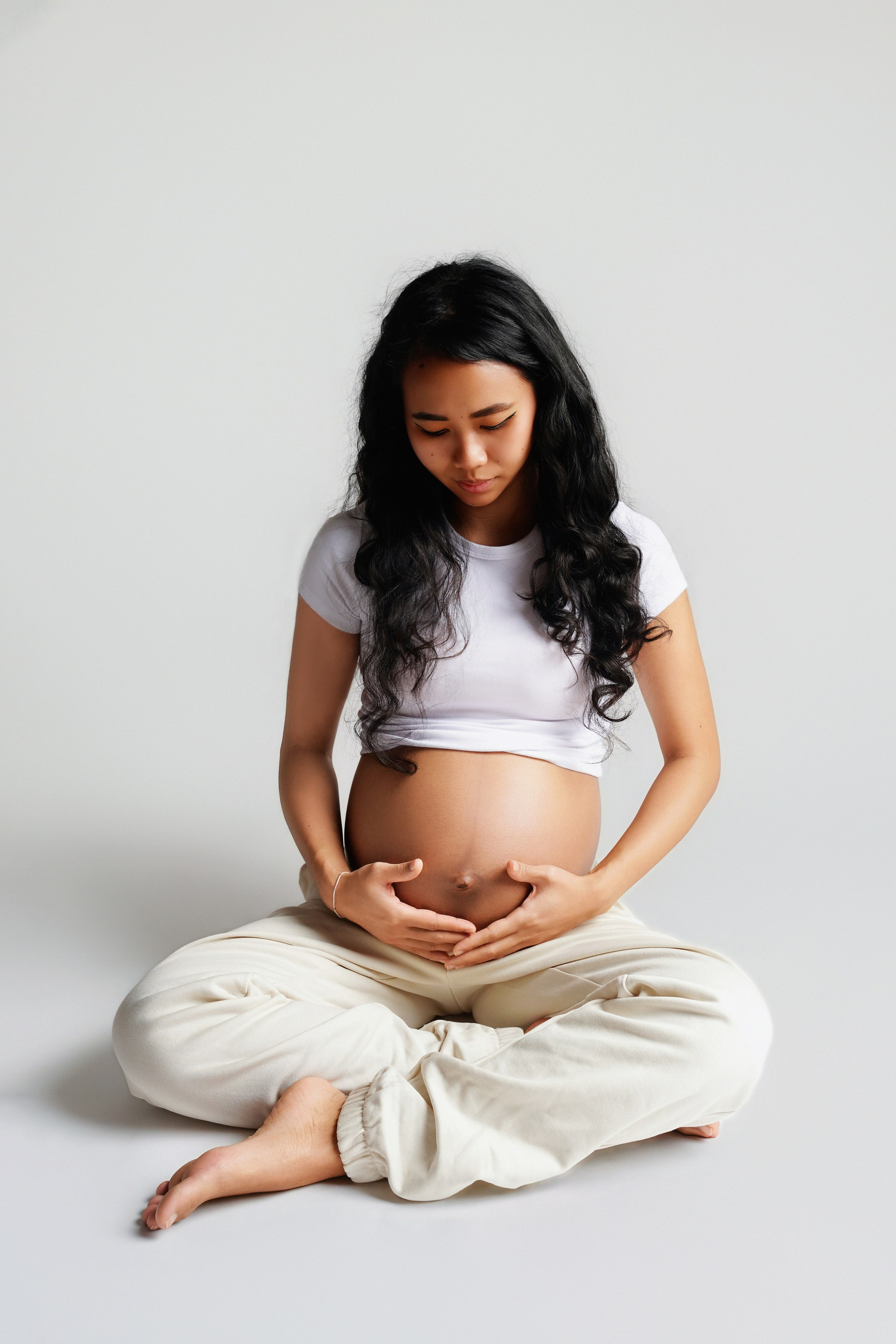 Babybauch. Neugeborenenfotografin und Retoucher in Augsburg Nastassia Schneider