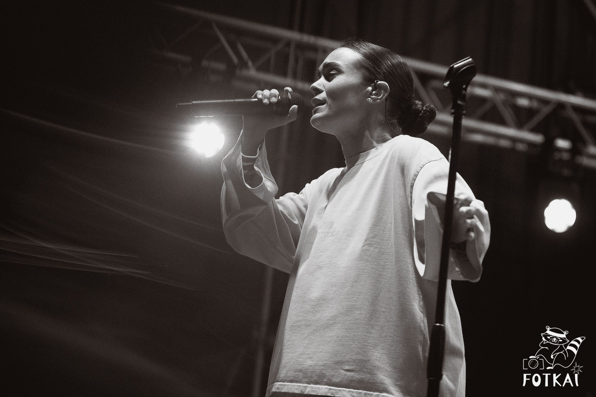 Marta Santos — Fotos del concierto en Alicante 2026: pop flamenco en El Muelle Live | FOTKAI