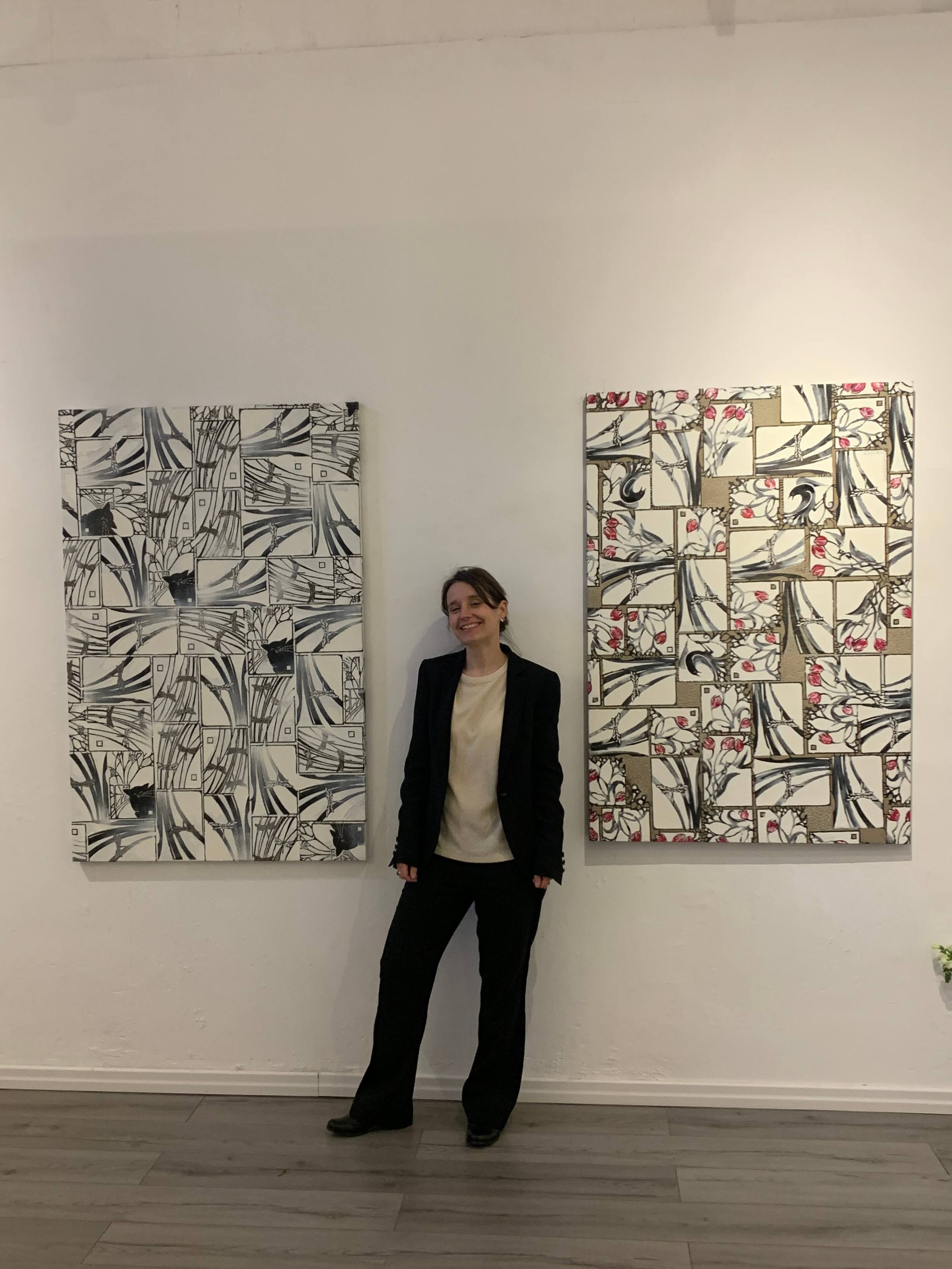 Tela decorativa contemporanea “Merli e Tulipani”, 90×130 cm, linoleografia, ricamo e olio materico su tela, pattern floreale ritmico in bianco e nero con accenti di rosso, ideale per ambienti luminosi e arredi raffinati. Artista Nadia Kuprina