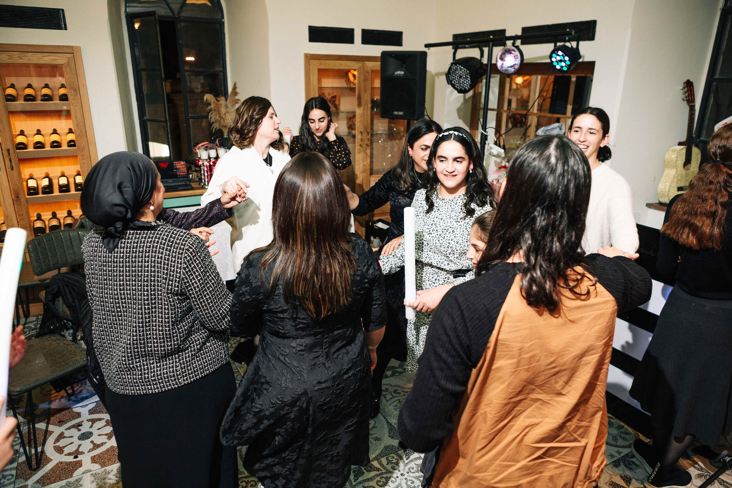 PARTY IN A RESTAURANT WITH THE WHOLE FAMILY. Https://shi-photo.com/