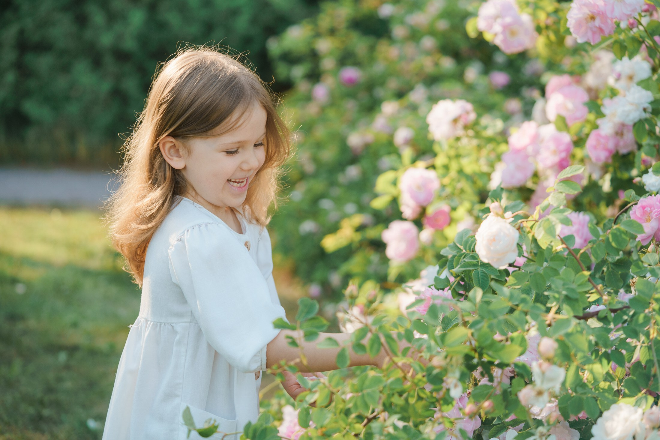 Äiti-lapsikuvaus Helsingin ruusutarhassa