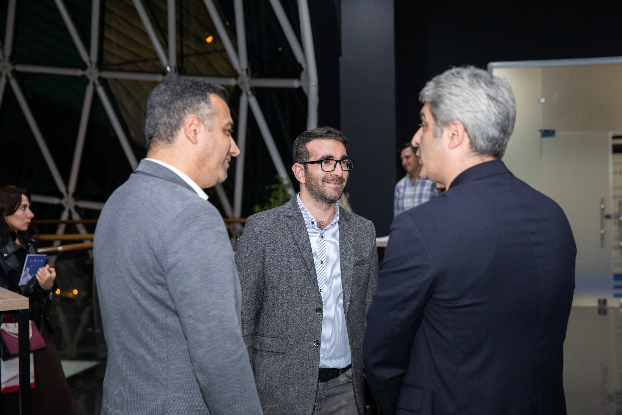 “Astronomiyada Əsas Anlayışlar” kitabının və “Fəza və Zamanın Elçiləri” filminin təqdimatı. Həvəskar Astronomlar Cəmiyyəti — Astronomy.az