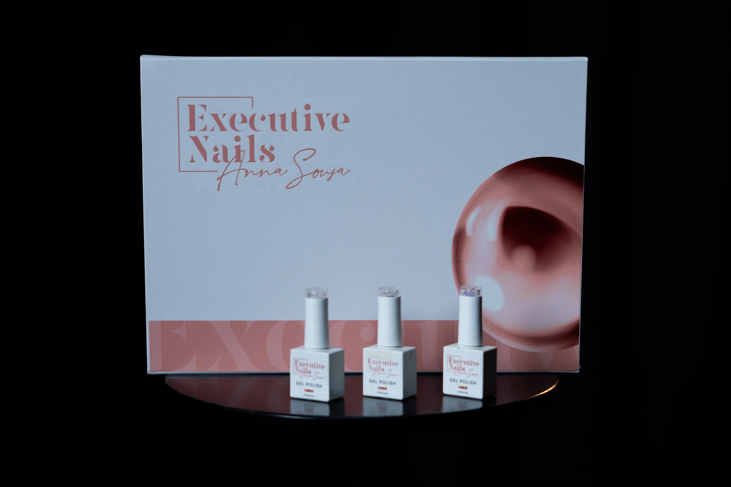 Anna Sousa — Executive Nails. Frames by Giovani Braga