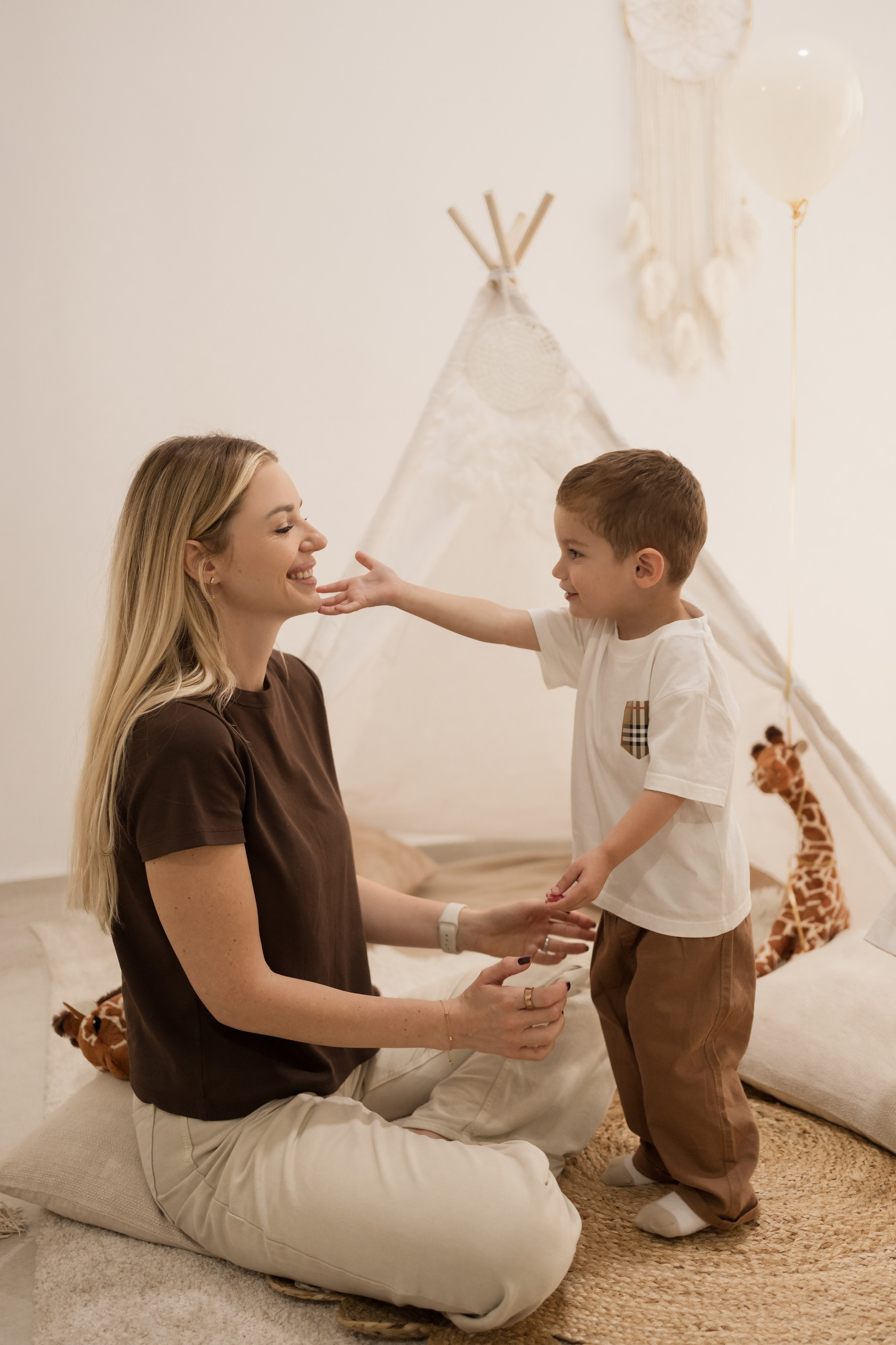 Home studio session — fun and giggles!. Angela Iakovleva — Family Photographer in Dubai