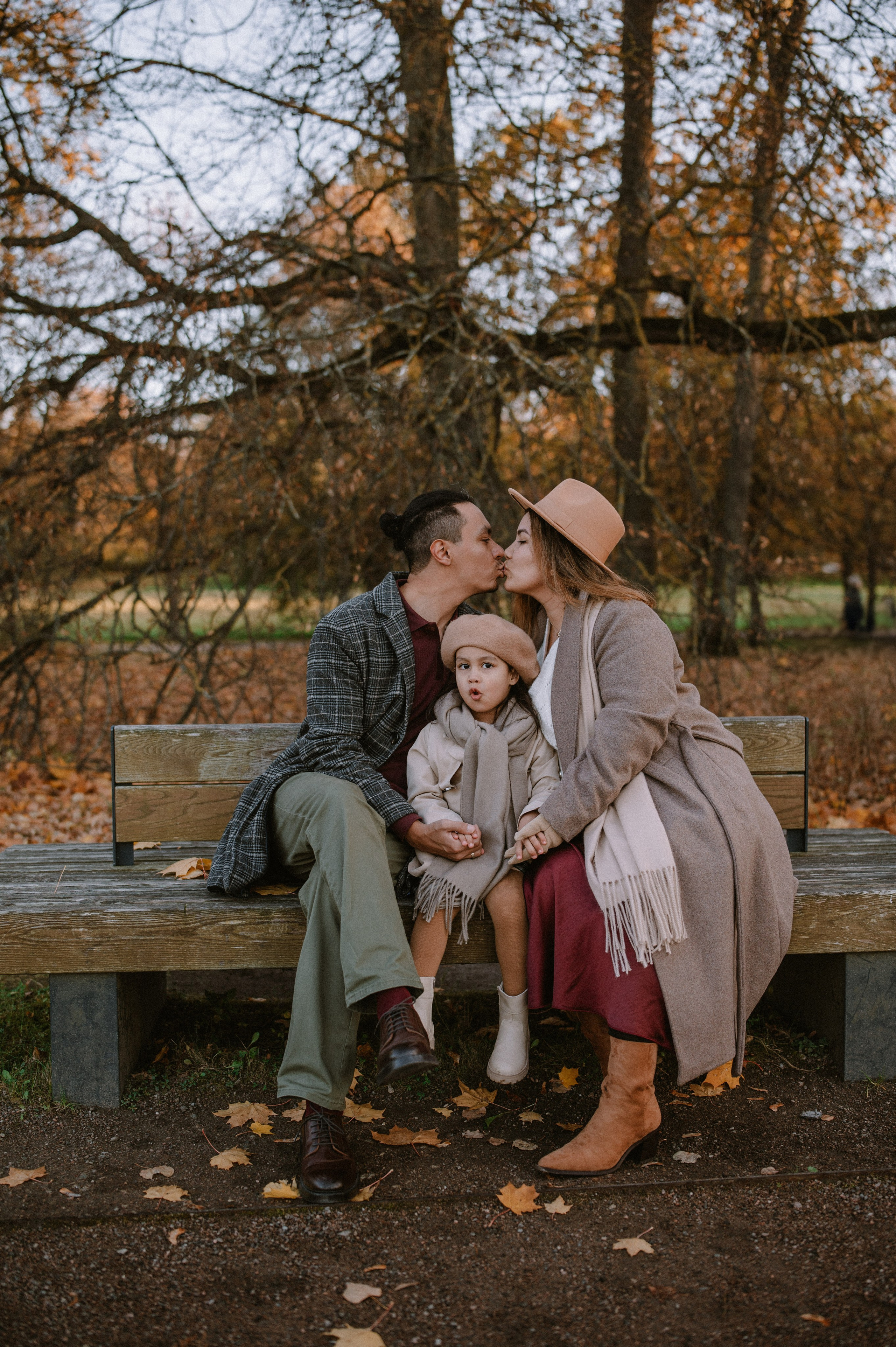 Кадры семьи, сделанные в Таллинском парке