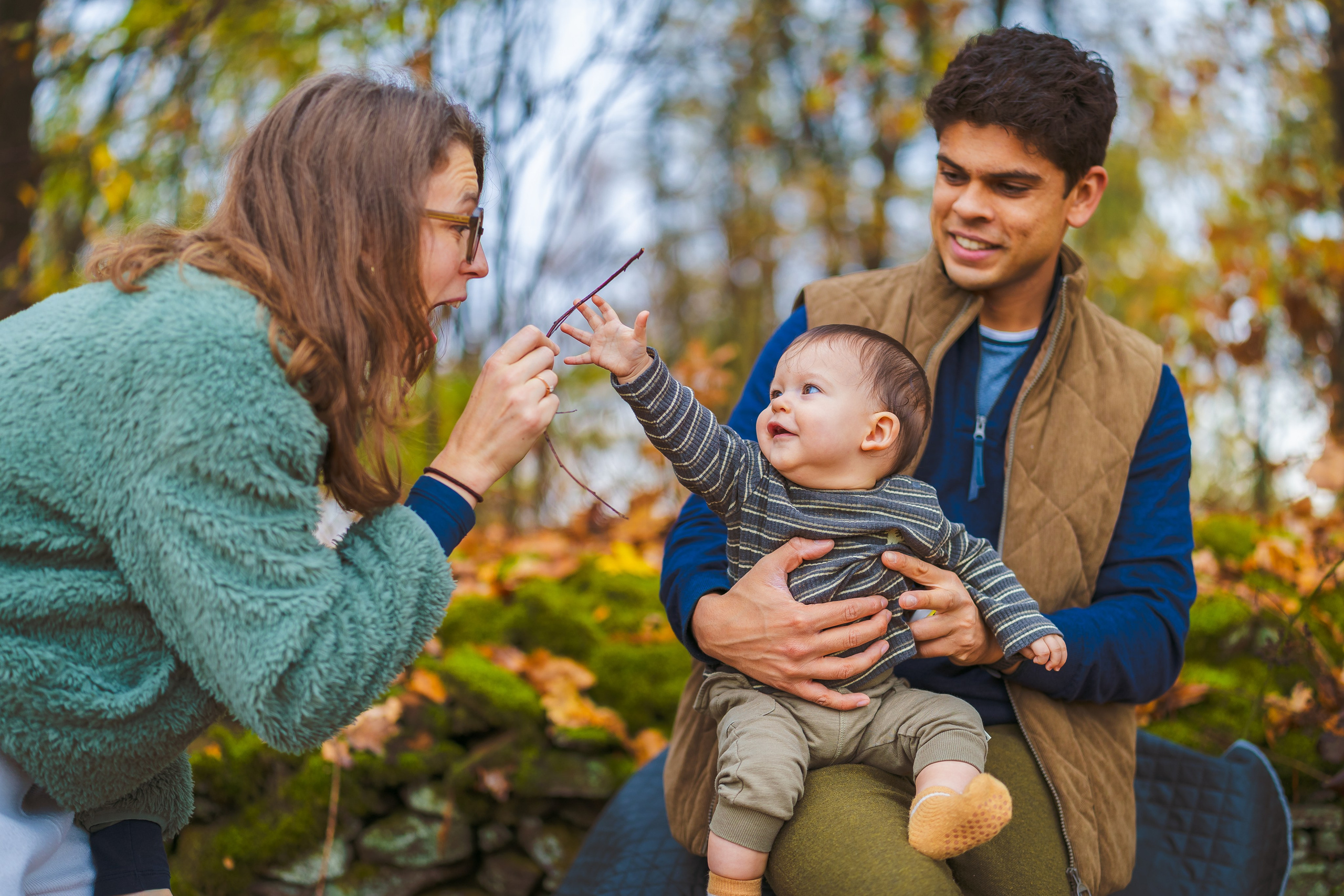 Mama en zoon lachen samen in de natuur - Kapture Fotografie