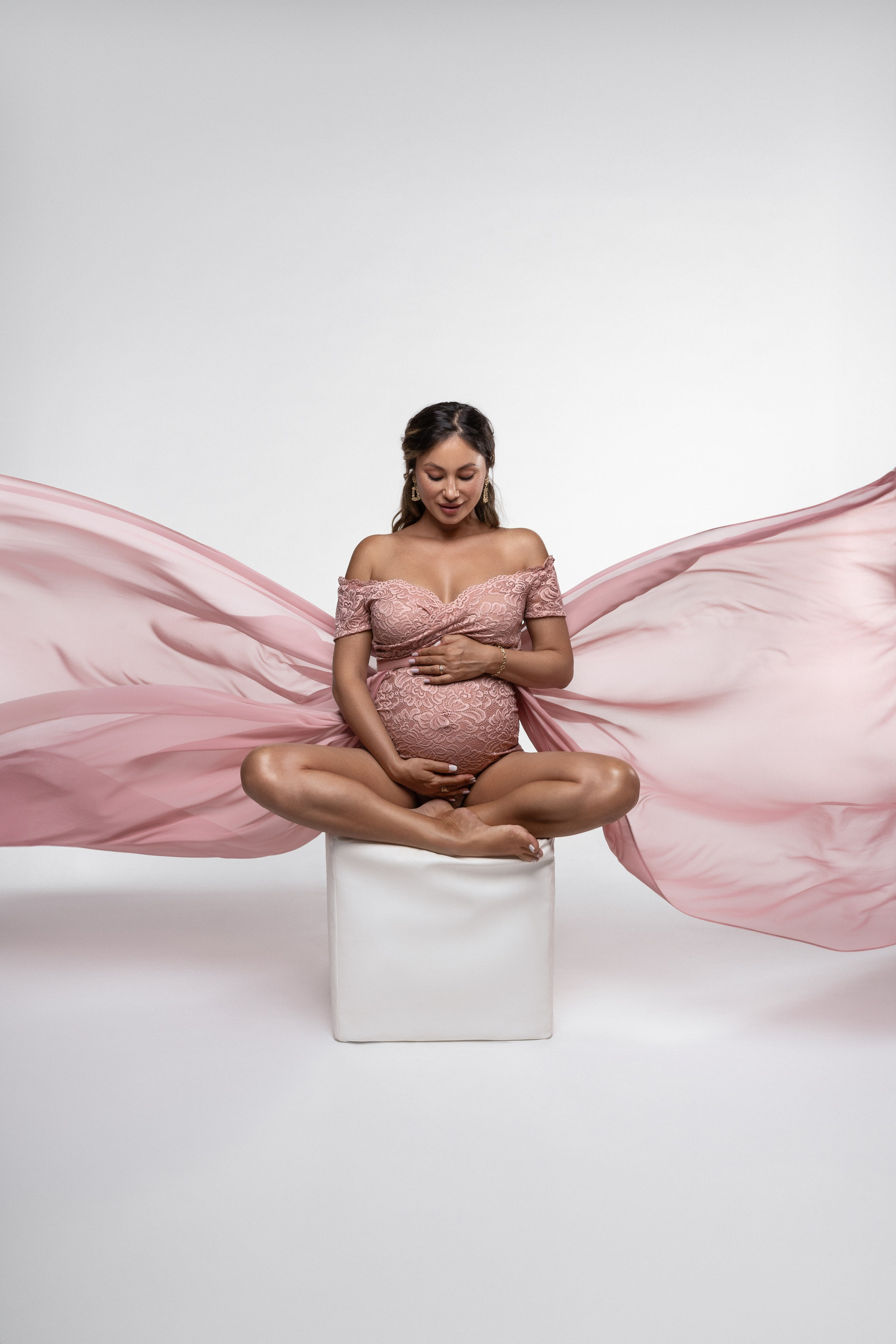 Babybauch Fotoshooting. Anna, Fotografin aus Wien, Österreich. Ich fotografiere in folgenden Genres: Babybauch-, Familien-, Mode- und Weihnachtsfotografie